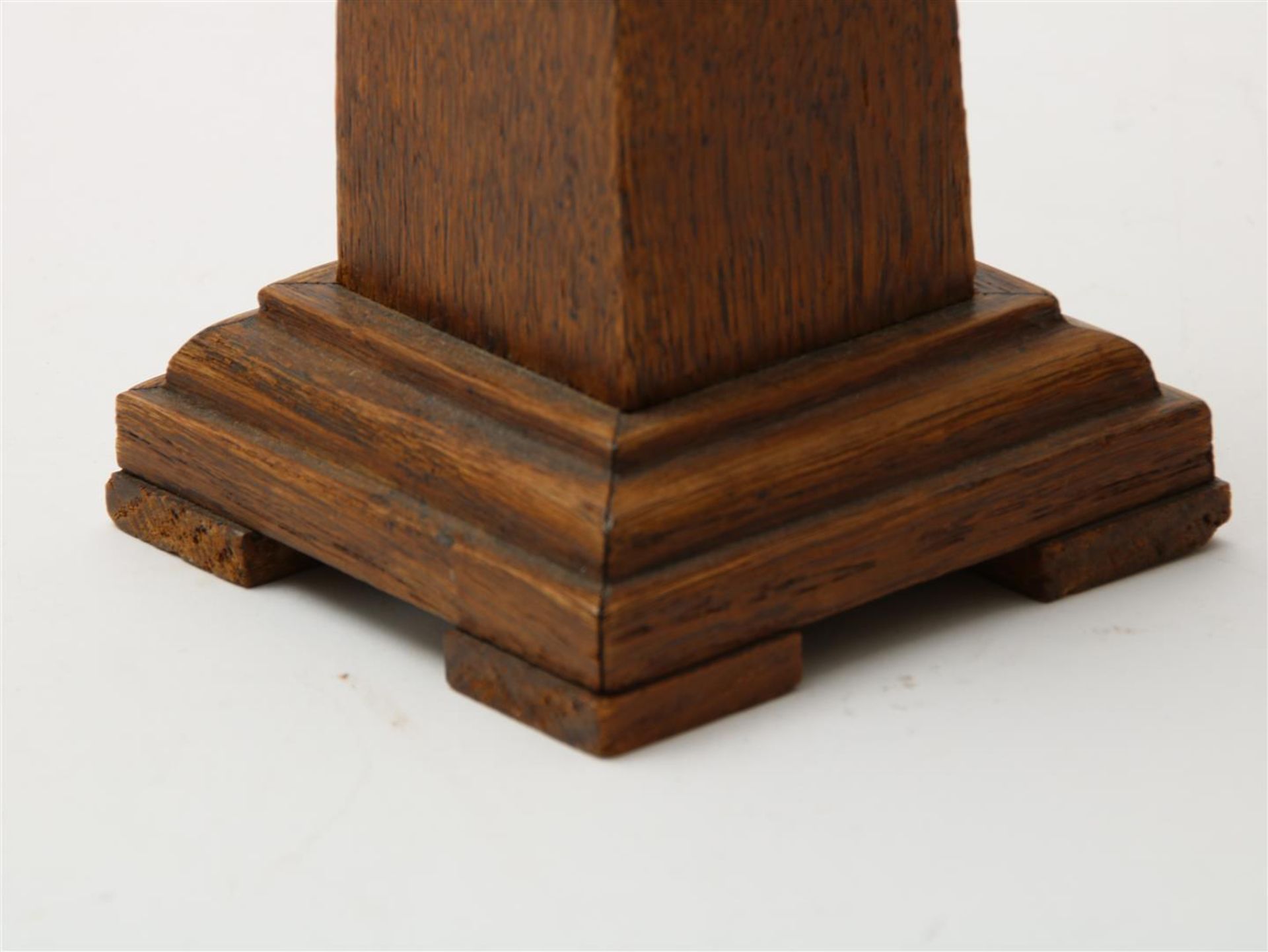 Set of oak Amsterdam school candlesticks in obelisk shape with 2 copper candle holders, ca. 1925, h. - Image 4 of 4