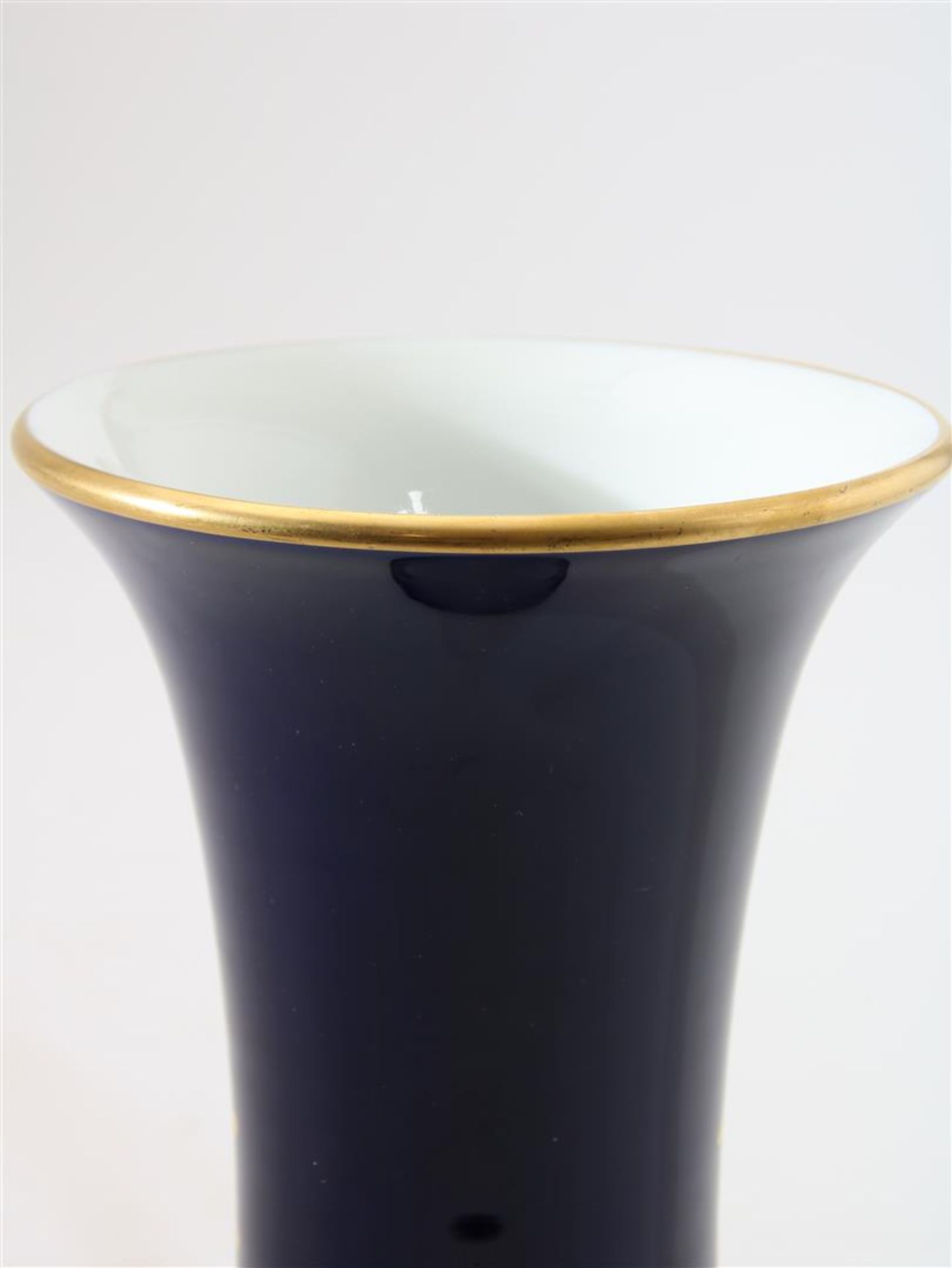 Cylindrical porcelain vase with flower decoration in gold rimmed oval on cobalt blue background, - Image 3 of 4