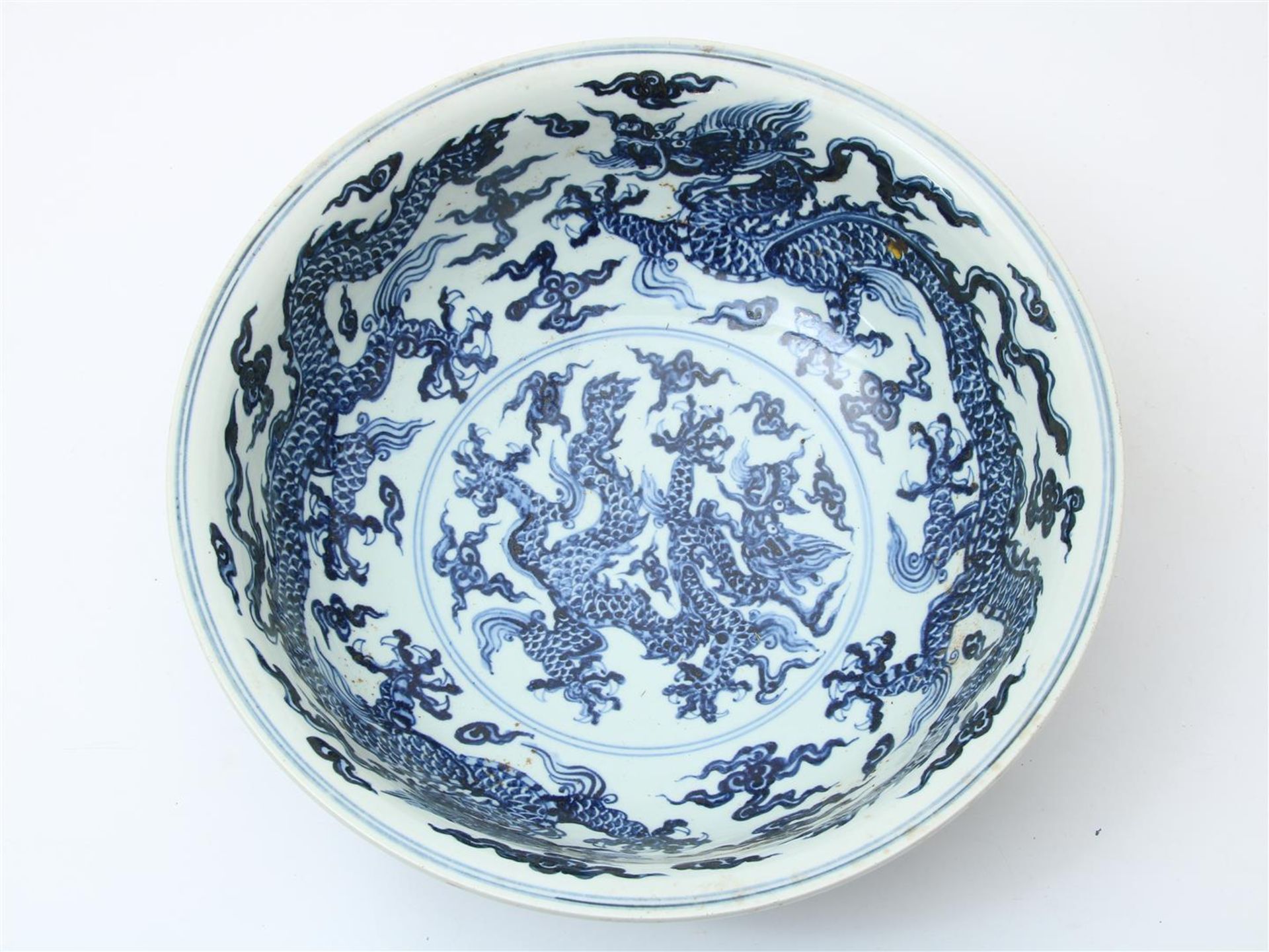 Porcelain bowl with decor of 5-toed dragons - Bild 2 aus 4