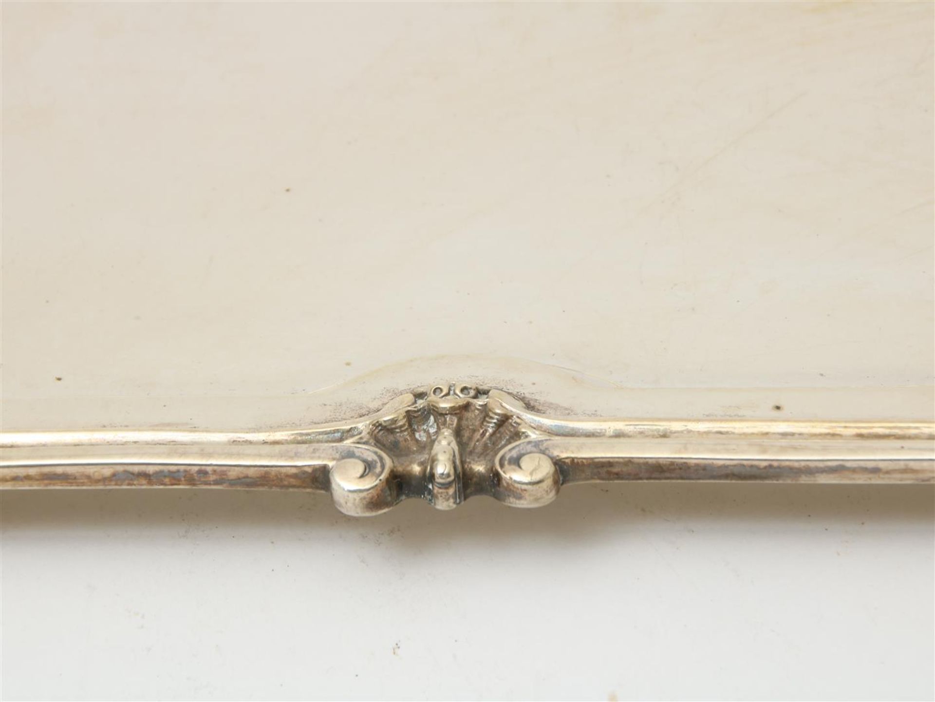 Silver tray with raised edge, fillet and shell motif, 2 handles, 62 x 39 cm. Including plated - Image 2 of 5