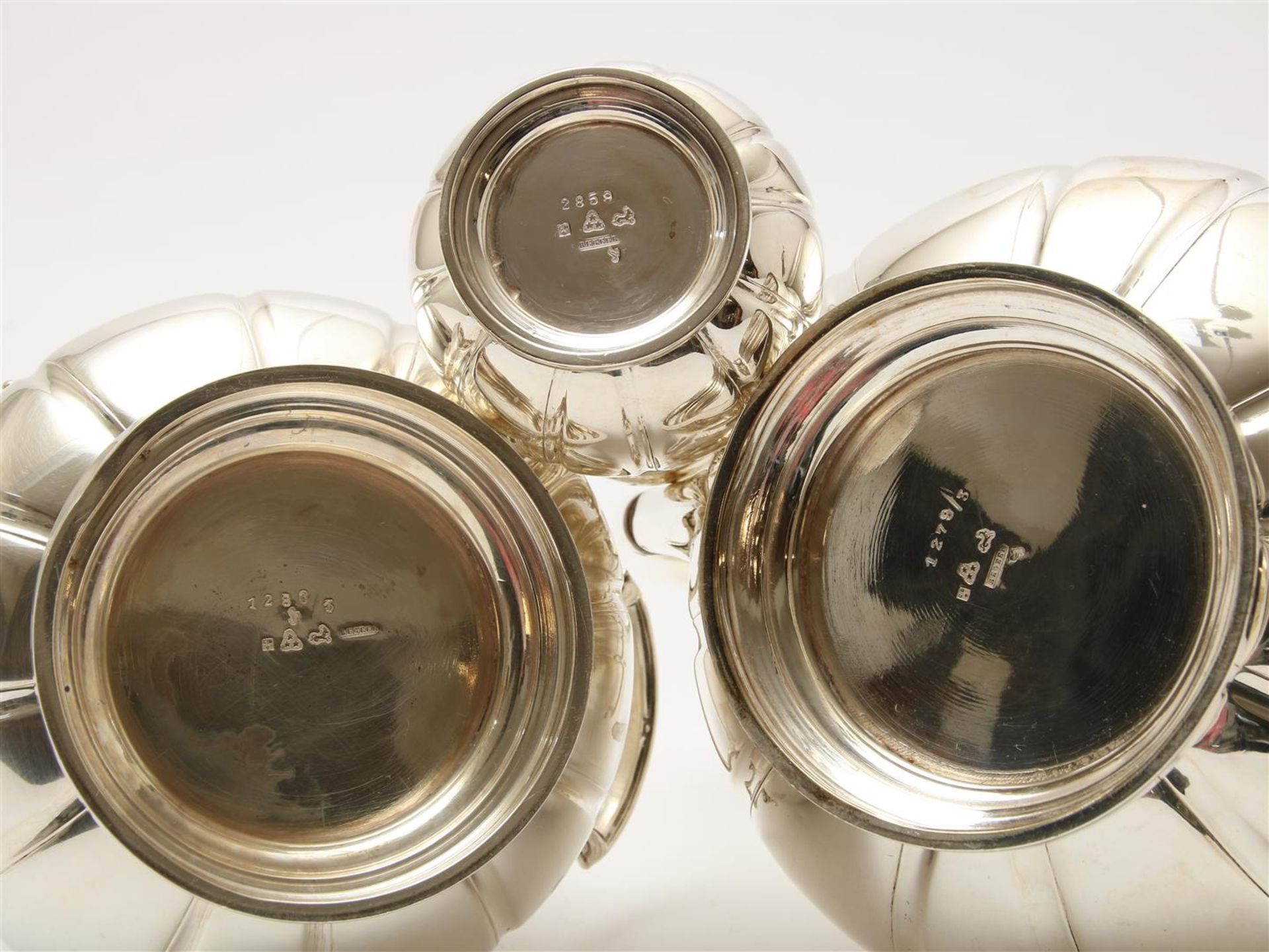 Silver 5-piece tea set, including tea pot, coffee pot, sugar bowl, milk jug and spoon vase, grade - Image 2 of 2
