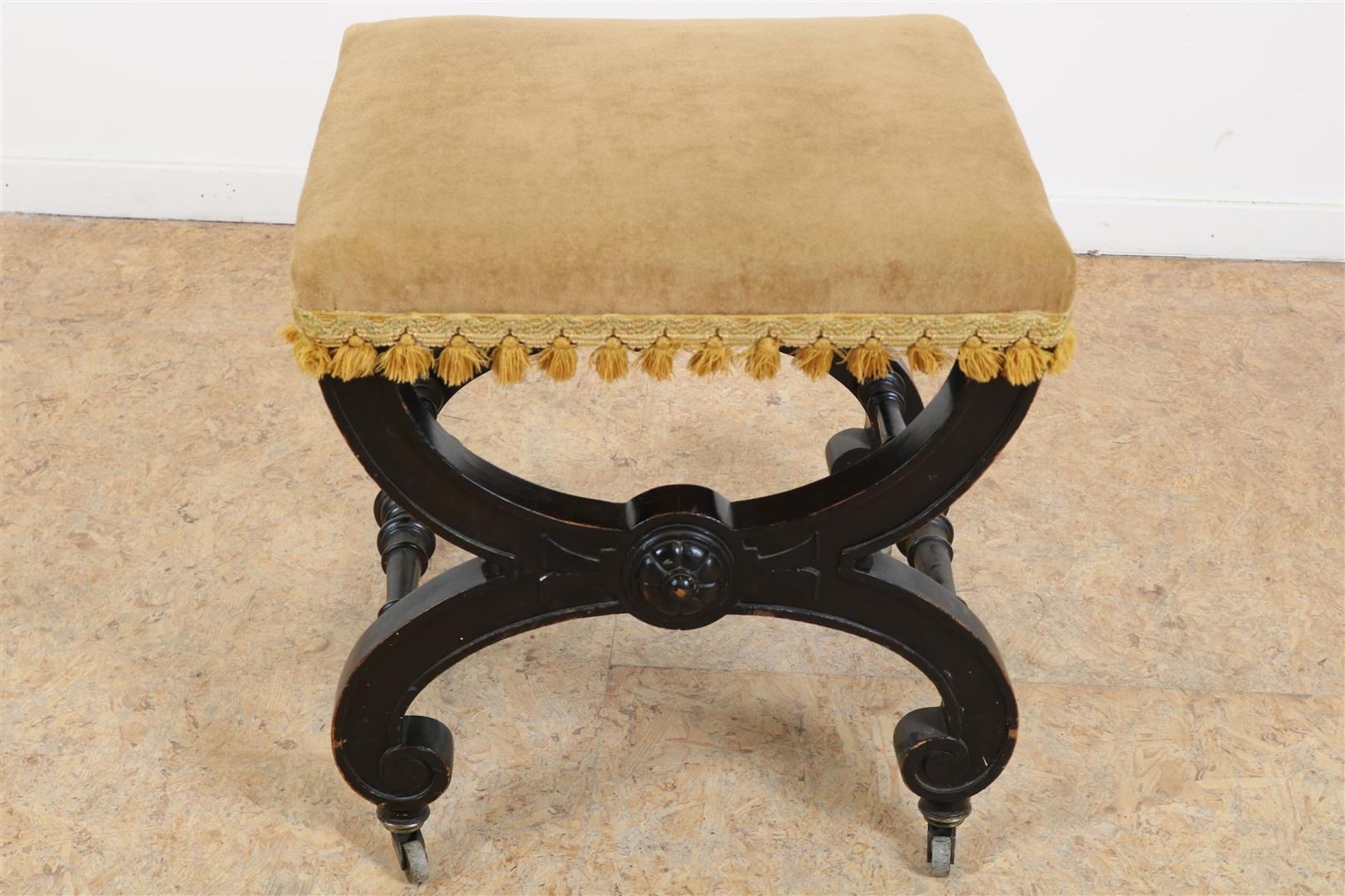 Black lacquered wooden table - Bild 2 aus 4