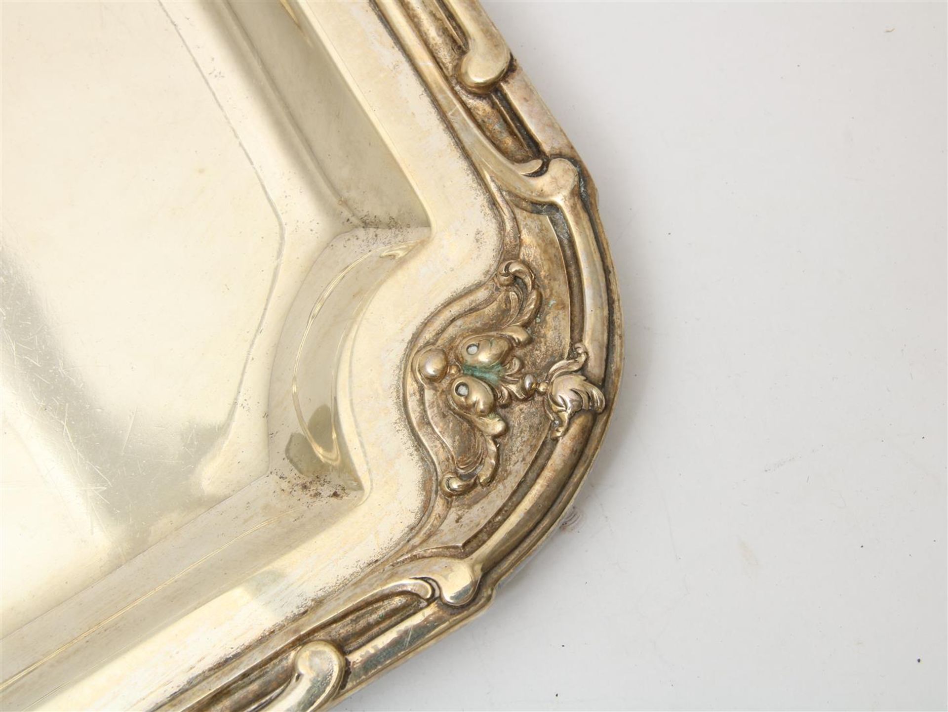 Silver tray with raised edge, fillet and shell motif, 2 handles, 62 x 39 cm. Including plated - Image 3 of 5