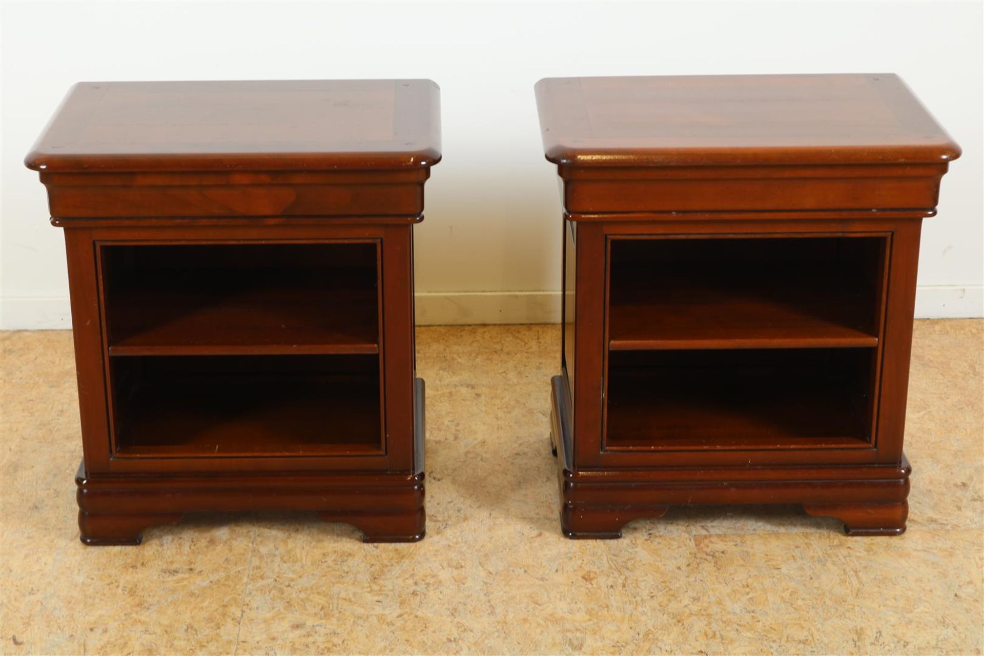 Set of cherry wood veneered bedside tables with drawer, h. 55, w. 53, d. 37 cm.