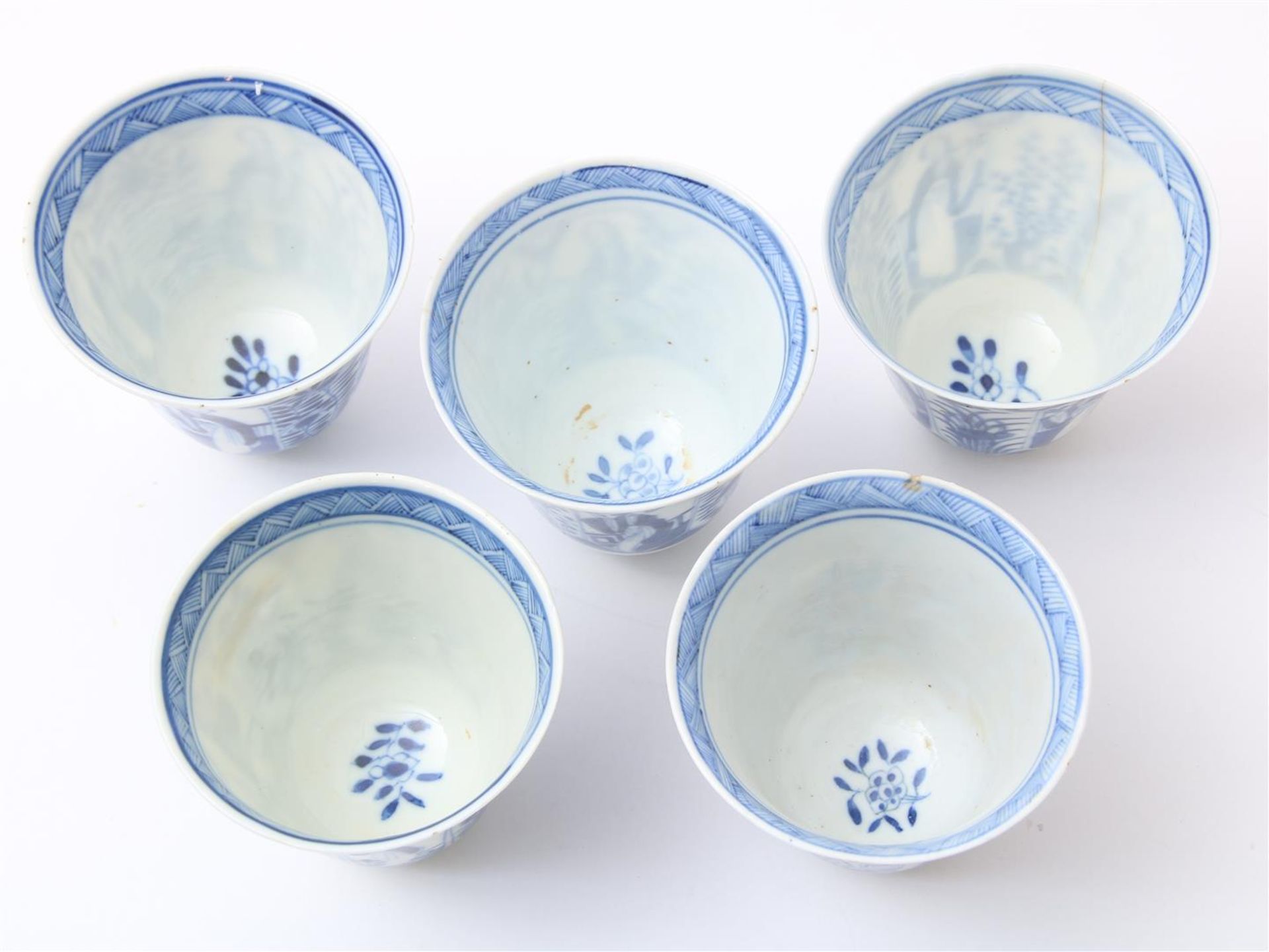 5 porcelain cups (1 hairline and 1 with chip) and six saucers (1 with chip, 1 glued) decorated in - Image 6 of 10