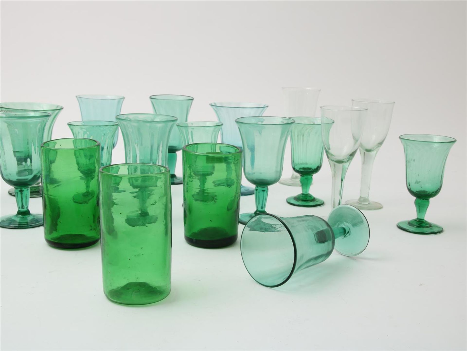 Lot of 30 green glasses - Bild 2 aus 3