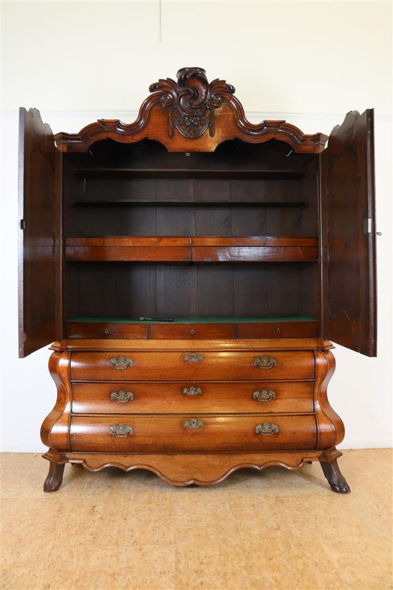 Oak Louis XV cabinet with carved ornament in double curved hood, 2 panel doors on 3 curved drawers - Image 2 of 6