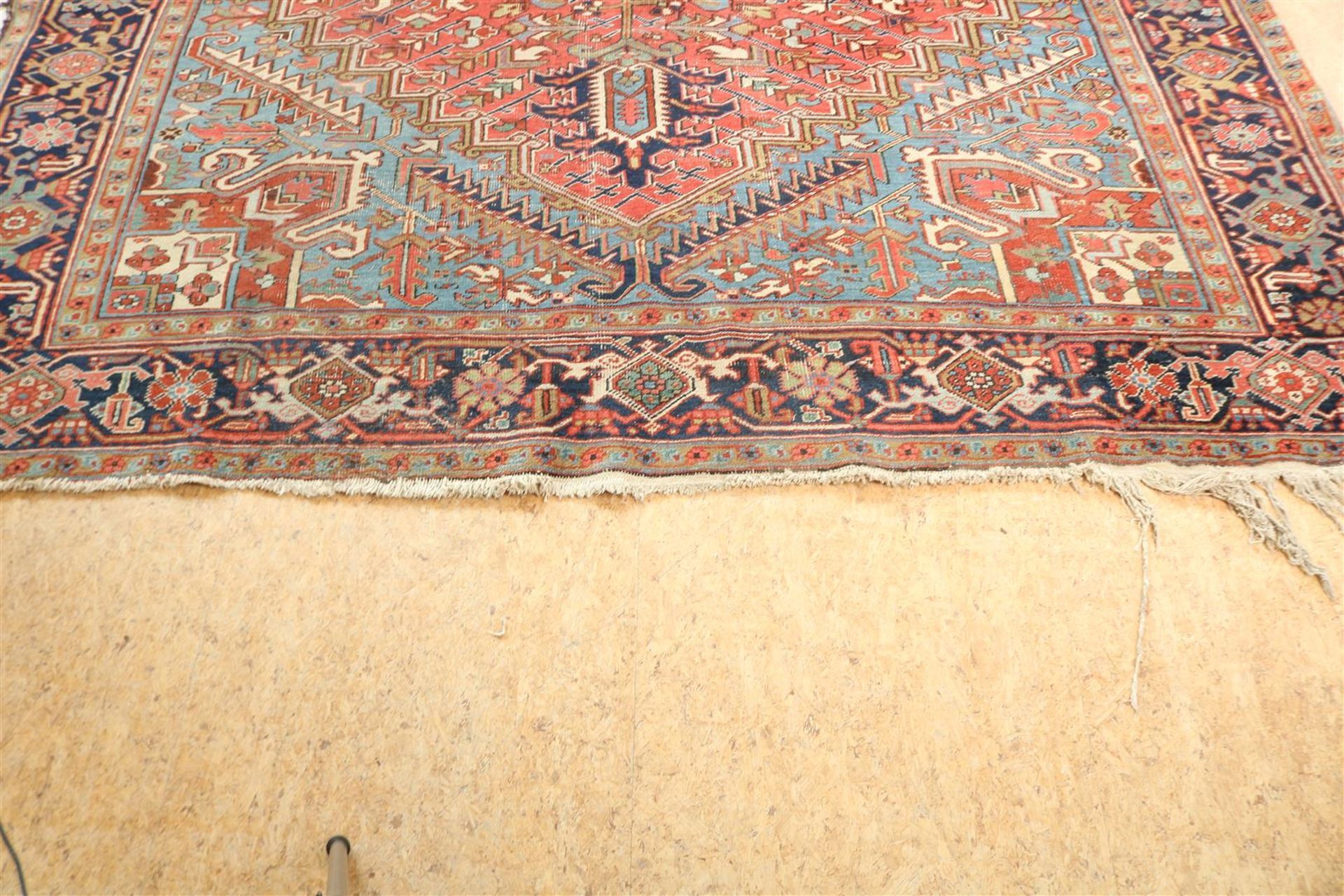 Carpet, Heriz 377 x 267 cm. - Image 2 of 5