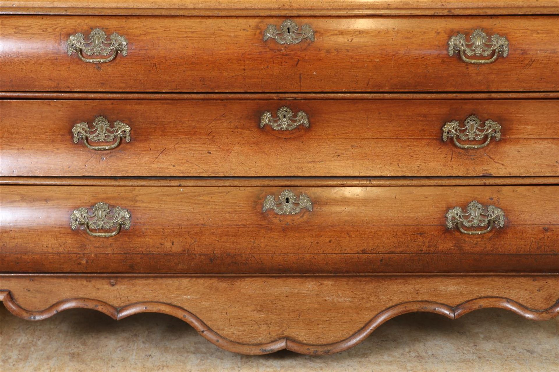 Oak Louis XV cabinet with carved ornament in double curved hood, 2 panel doors on 3 curved drawers - Image 5 of 6