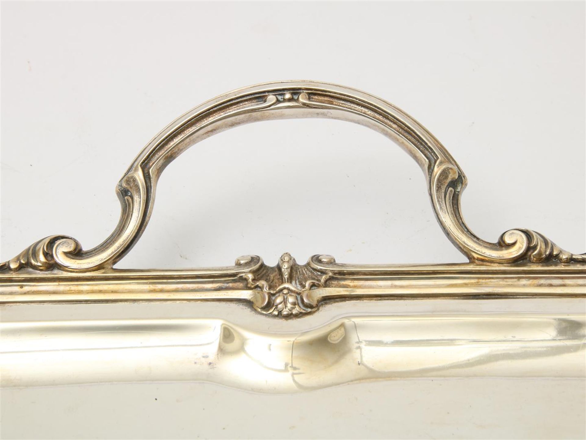 Silver tray with raised edge, fillet and shell motif, 2 handles, 62 x 39 cm. Including plated - Image 4 of 5