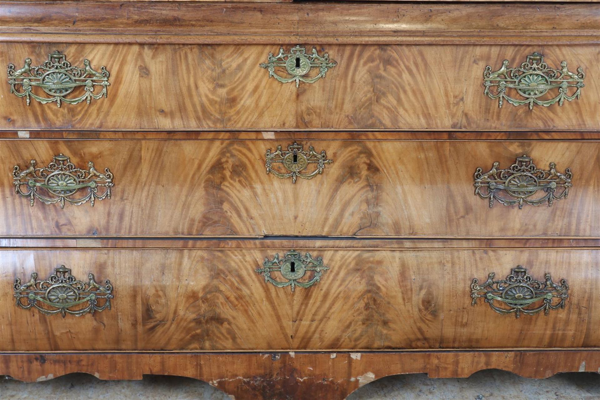 Mahogany Louis XVI cabinet, crowned with carved vase ornament and garlands, 2 panel doors and 3 - Image 4 of 10