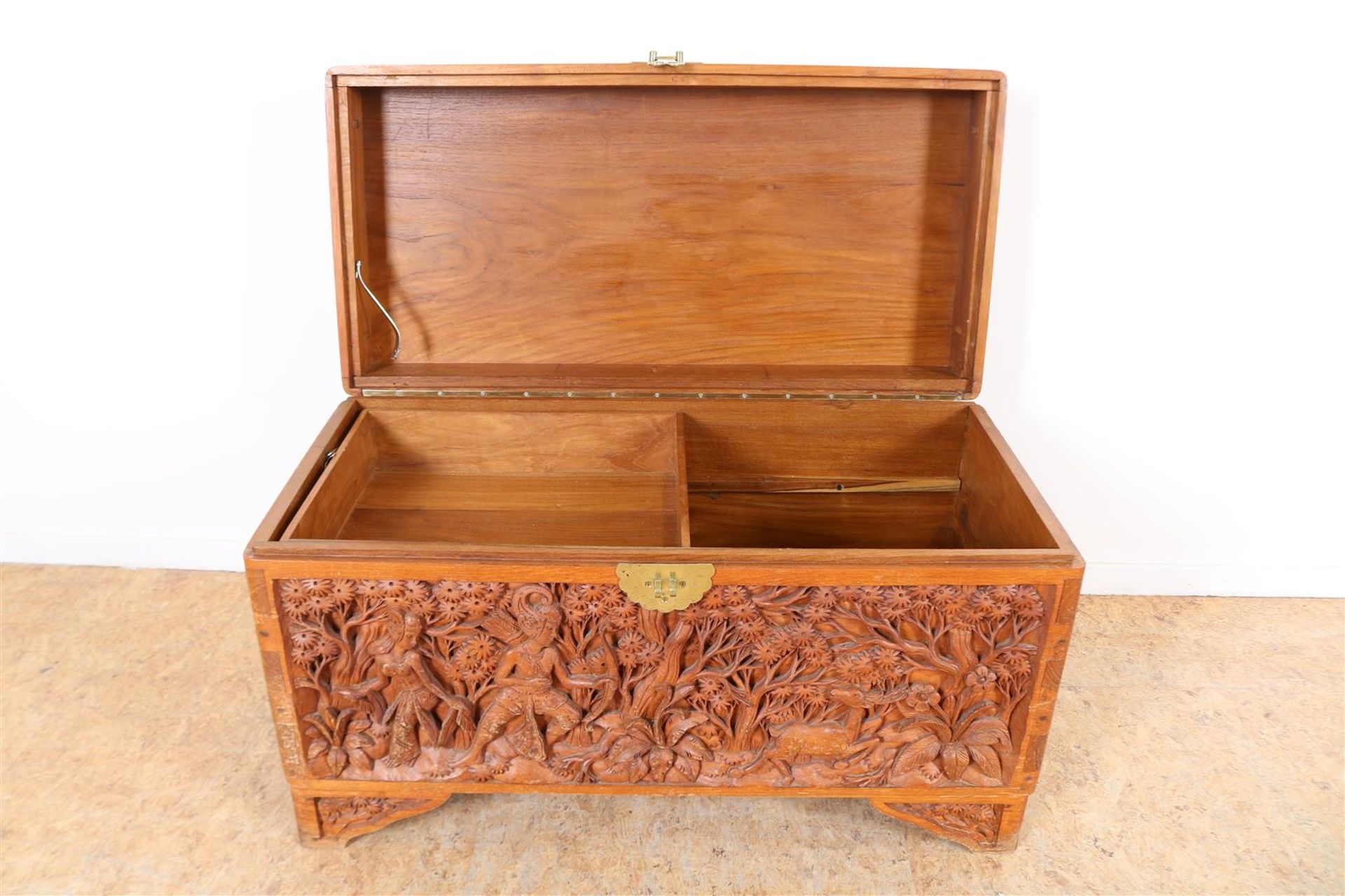 Camphor box with relief carved decor  - Bild 4 aus 4