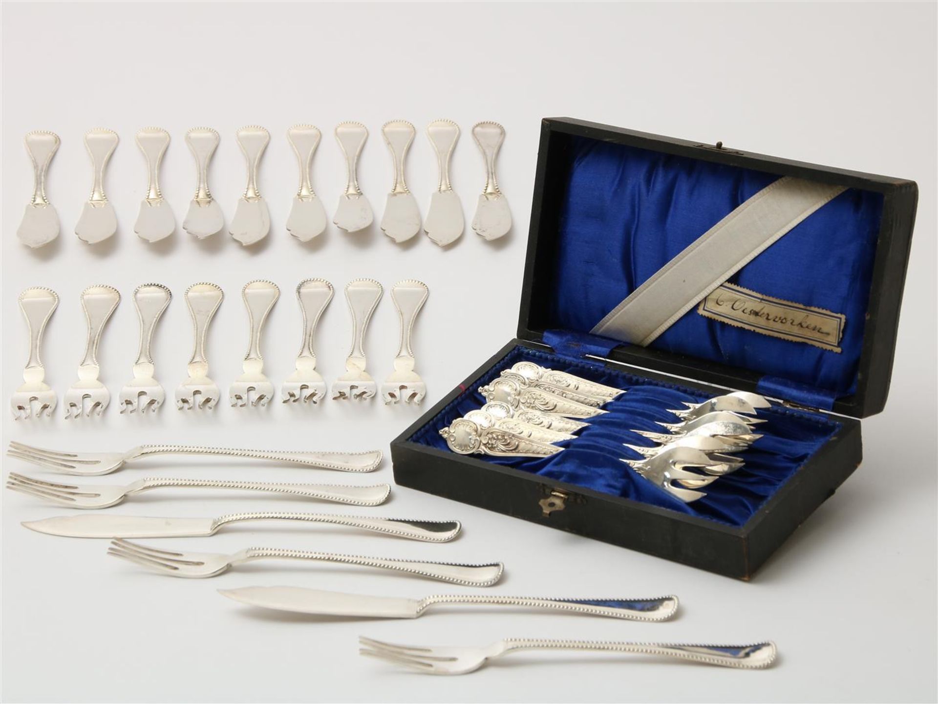 Series of 12 silver fish forks with pearl edge - Bild 2 aus 2