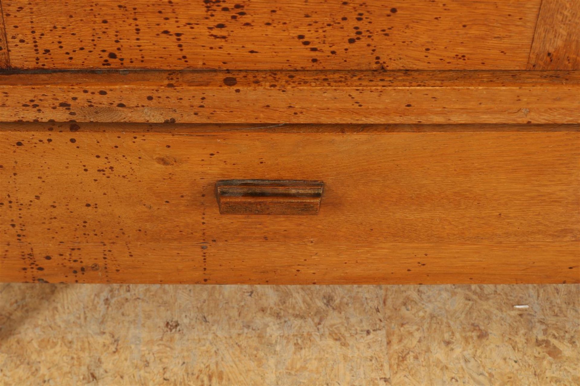 Oak Amsterdam School linen cupboard with cut mirror and panel door and drawer, ca. 1925, h. 203, - Image 4 of 5