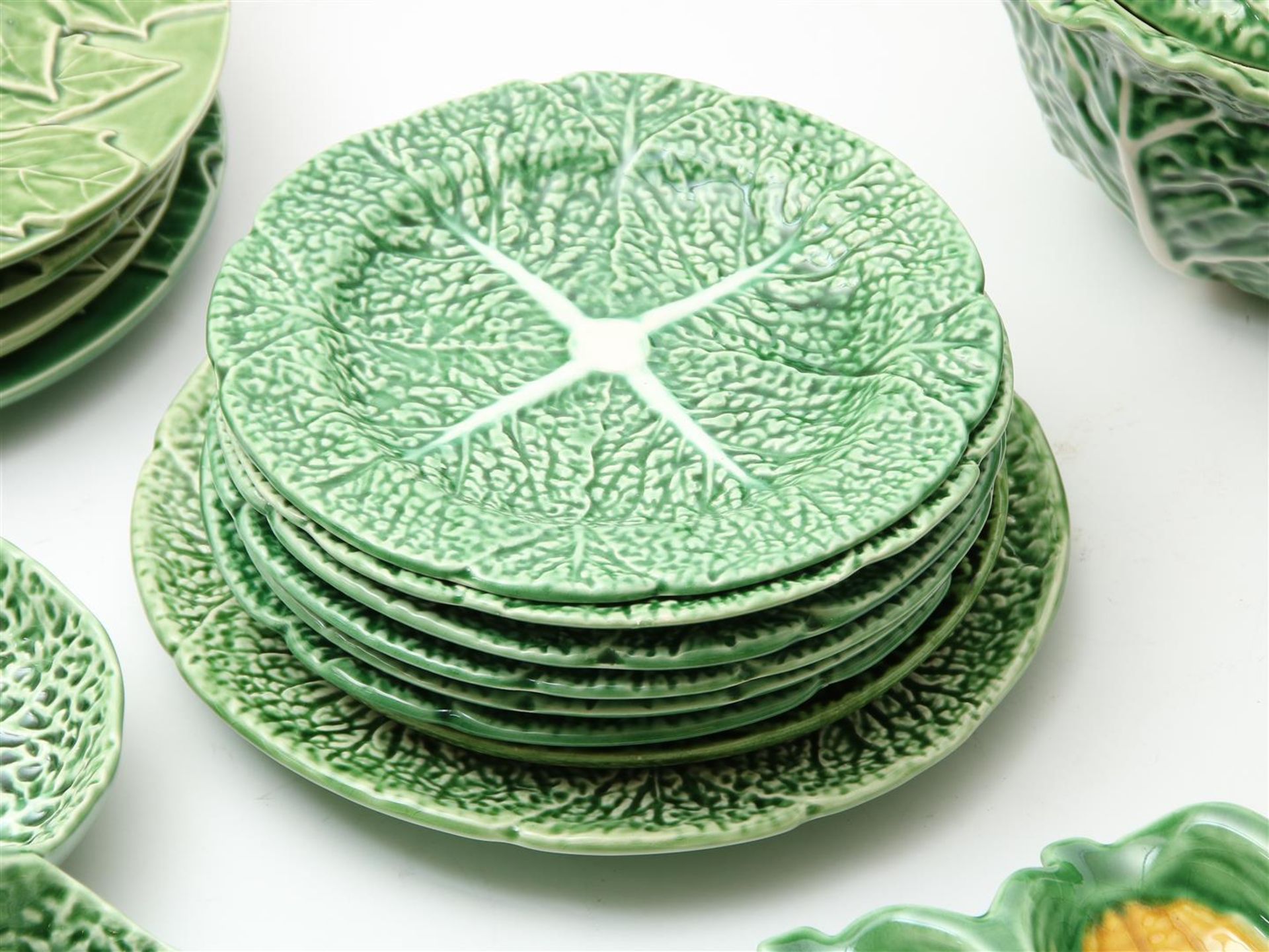 Very extensive (approximately 110-piece) green glazed earthenware cabbage service, including - Image 7 of 13