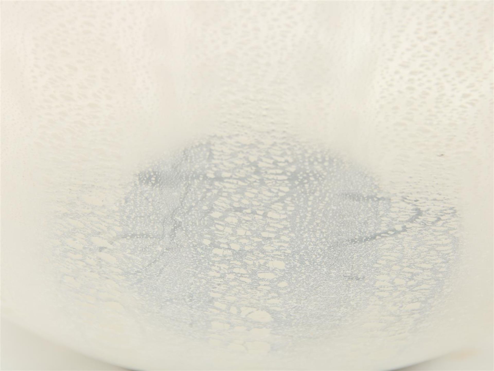 Copier, A.D. Tin crackle white glass ball vase - Bild 3 aus 5