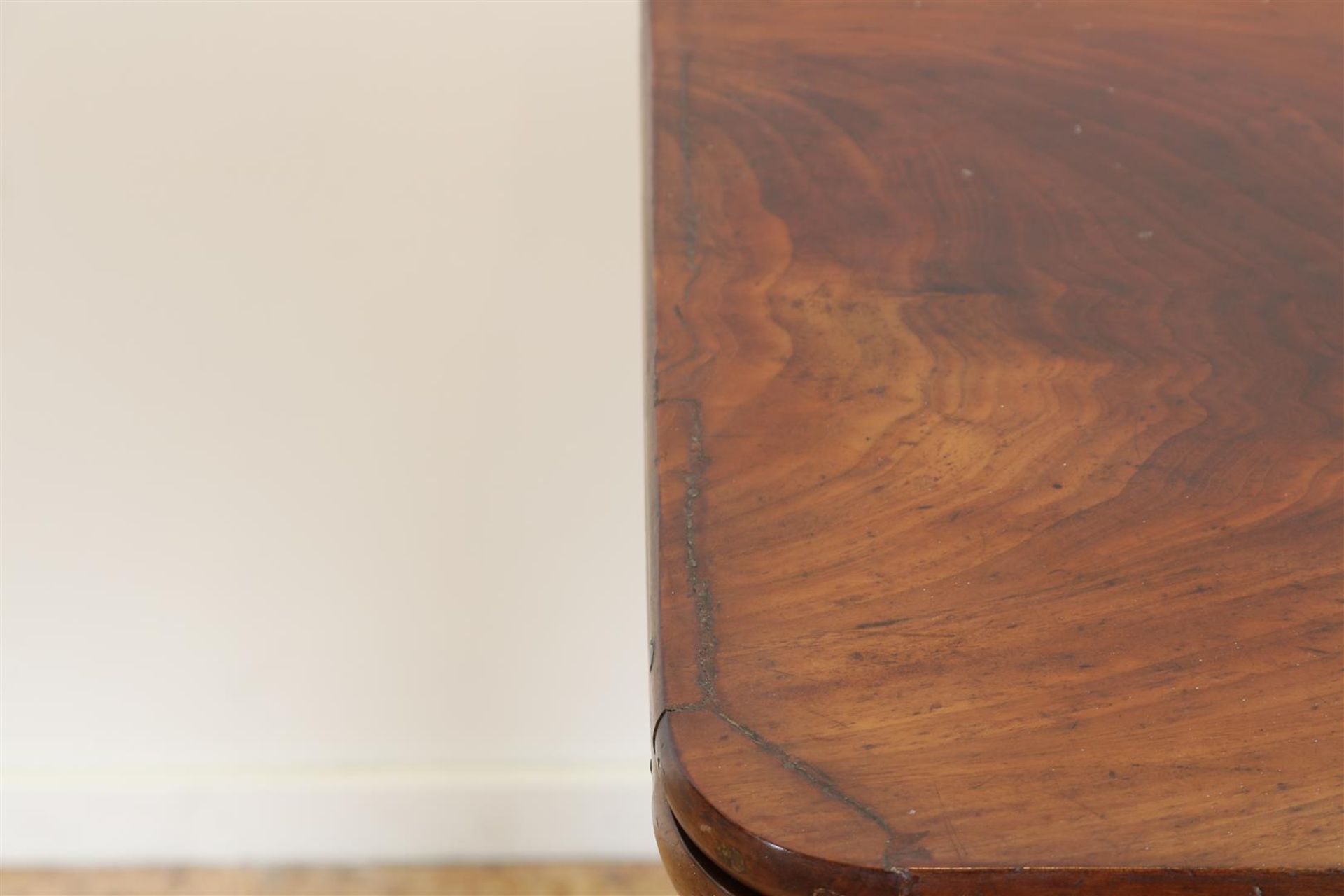 Mahogany gaming table on 4 sprant, 19th century, veneer damage to top, h. 76, w. 82, d. 40 cm. - Image 5 of 6