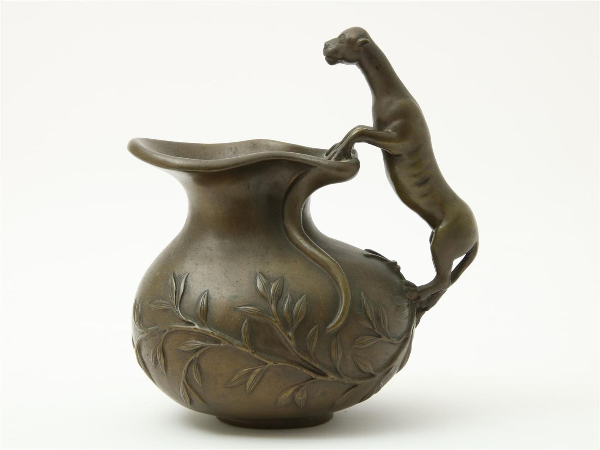Bronze Art Nouveau jug with panther as a handle and with embossed decor of leaves, height 18 cm.