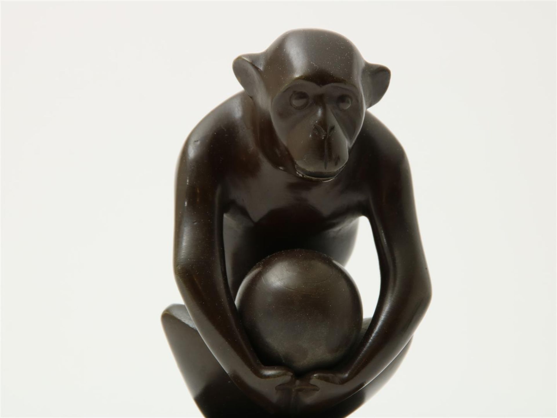 Georges H. Laurent Art-deco monkey with ball, signed, bronze sculpture on marble base, height 21 - Image 3 of 4