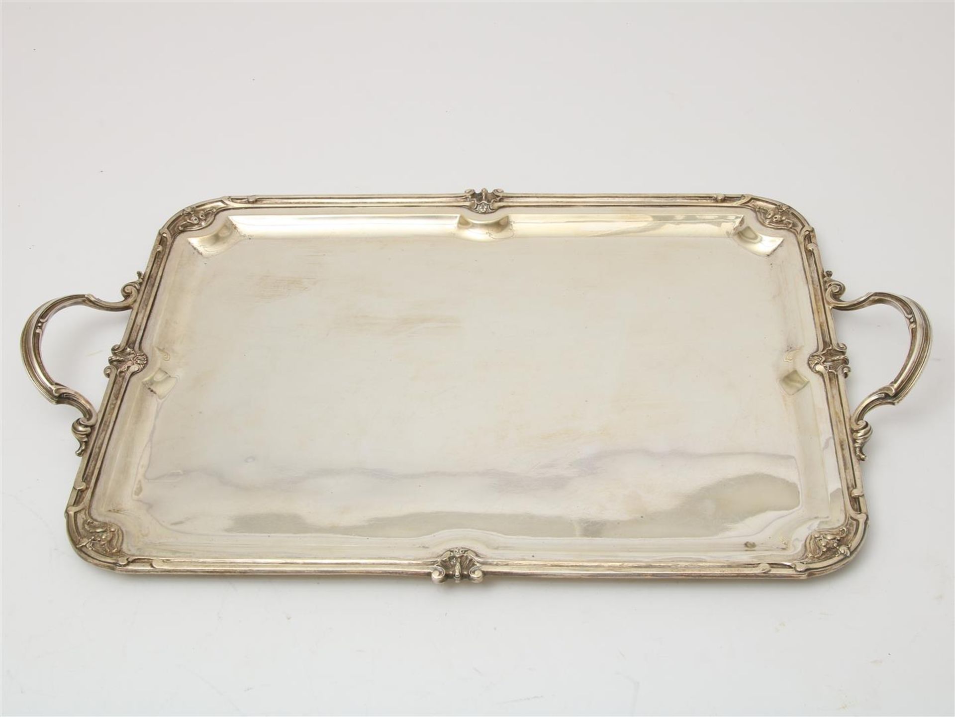 Silver tray with raised edge, fillet and shell motif, 2 handles, 62 x 39 cm. Including plated