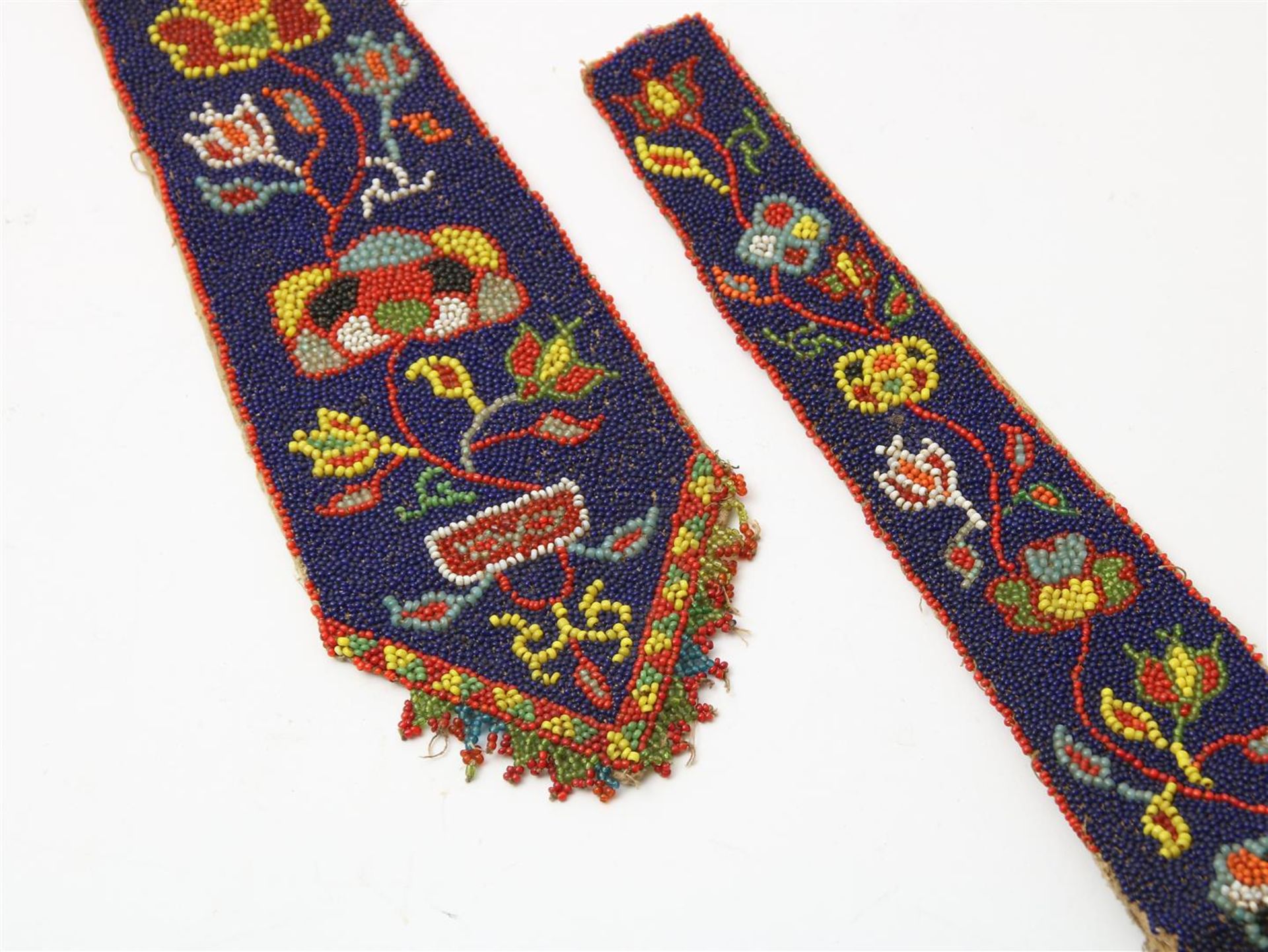 Two ornaments with glassbeaded floral decoration and Sirih bag - Bild 2 aus 3