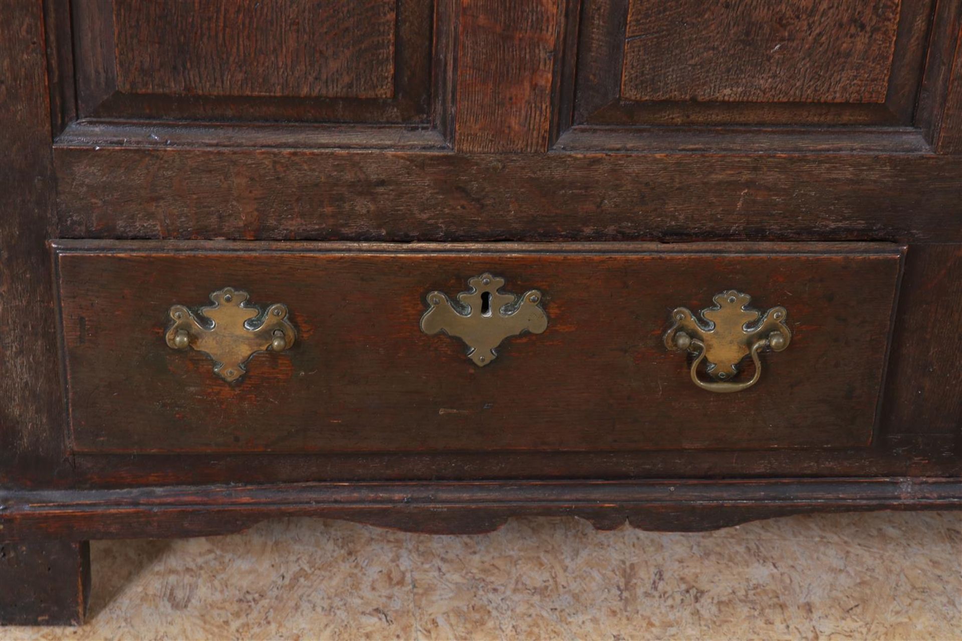 Oak Georgian chest with 4 front panels and 2 drawers with bronze fittings and lock plate, England - Image 4 of 5