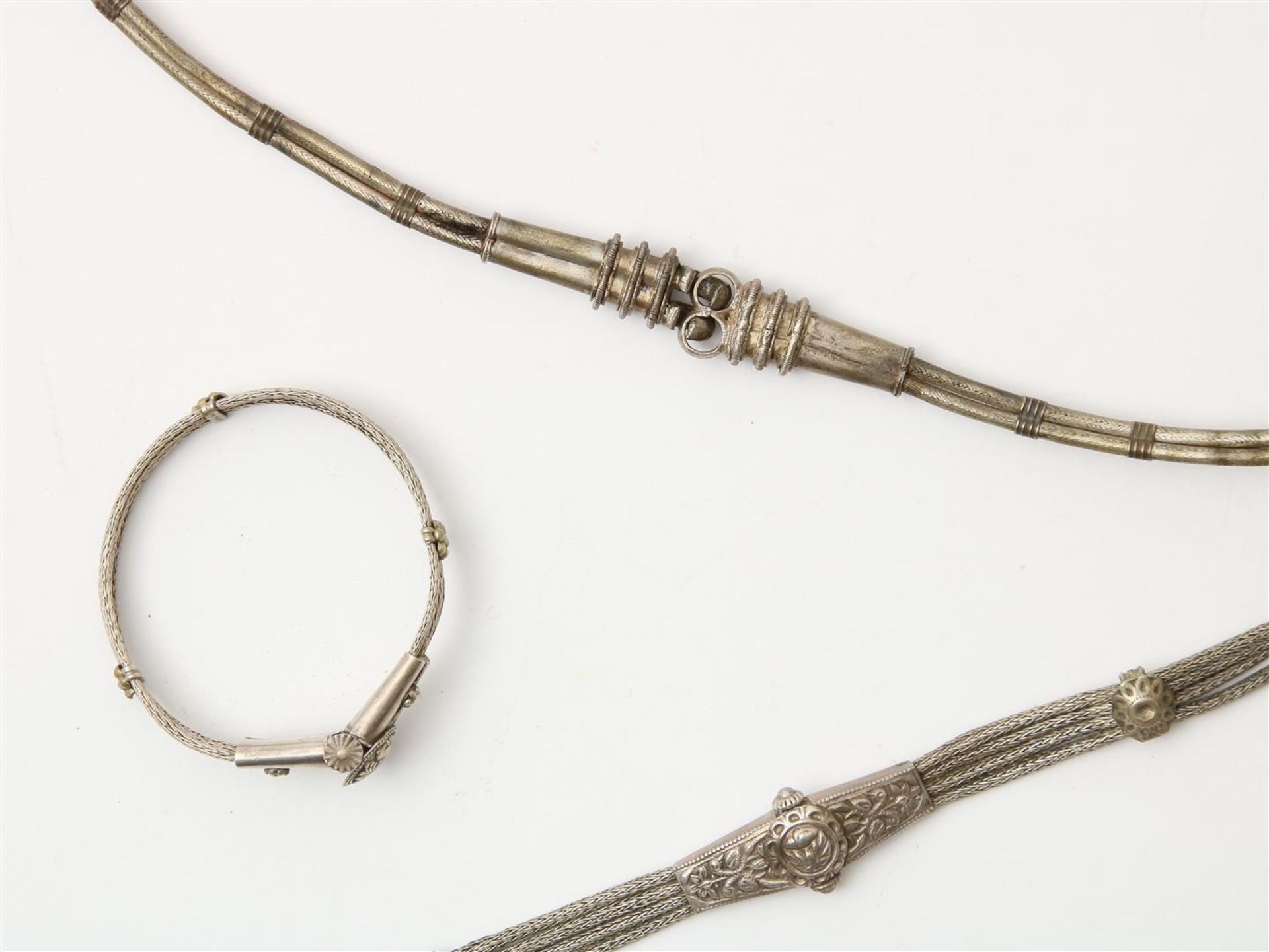 Lot with two silver rings and silver bracelet