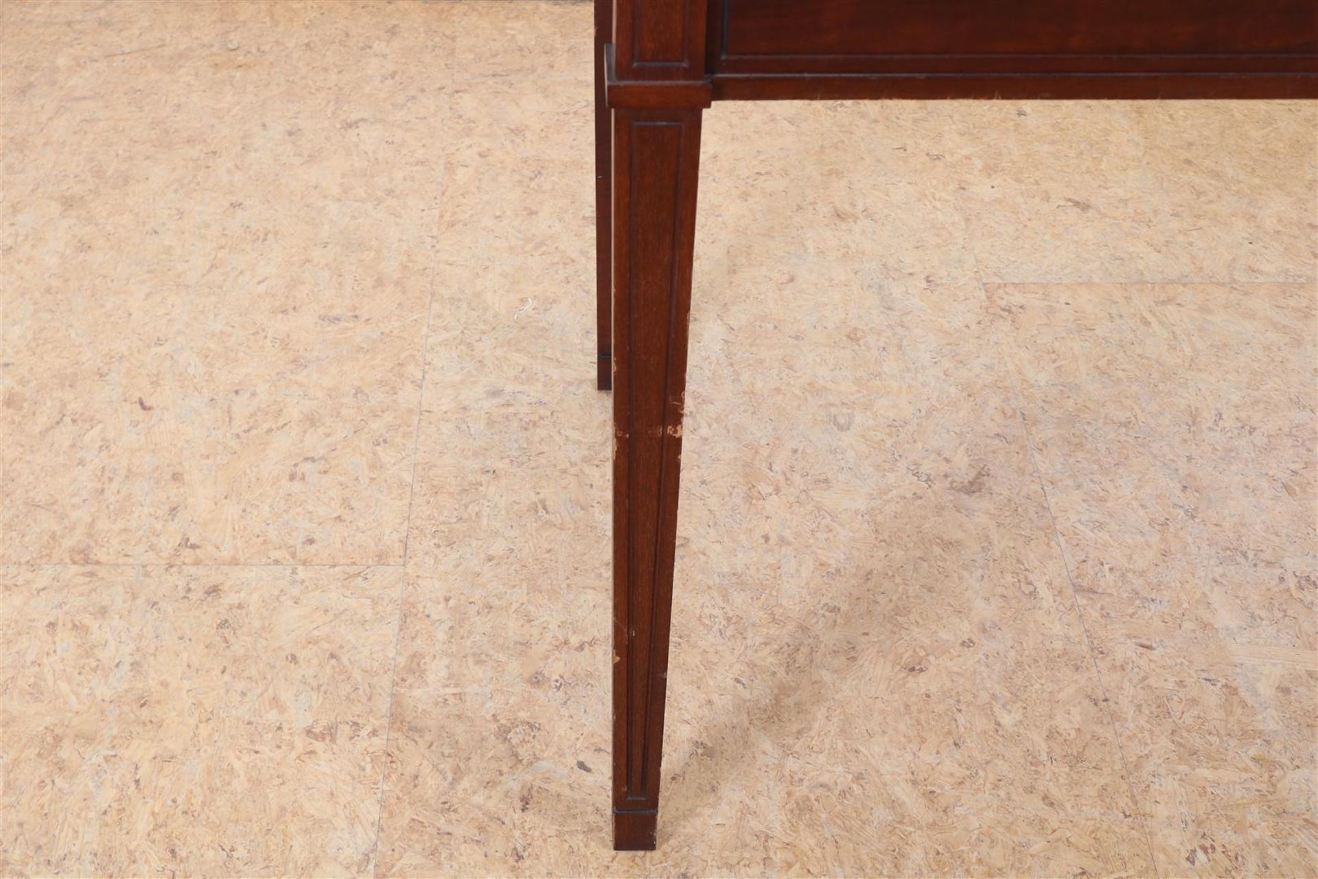 Mahogany desk with green inlaid top on tapered legs, h. 77, w. 160, d. 80 cm. (glass plate glued - Image 4 of 4