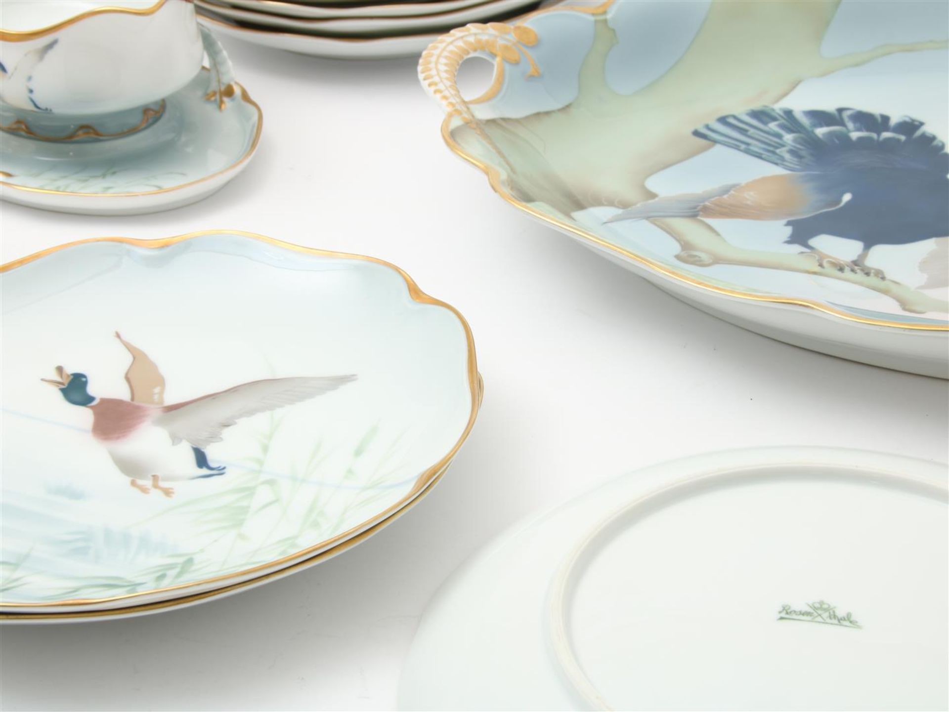 Porcelain hunting service, consisting of 12 plates, tureen, sauce boat and serving bowl with decor - Image 2 of 2