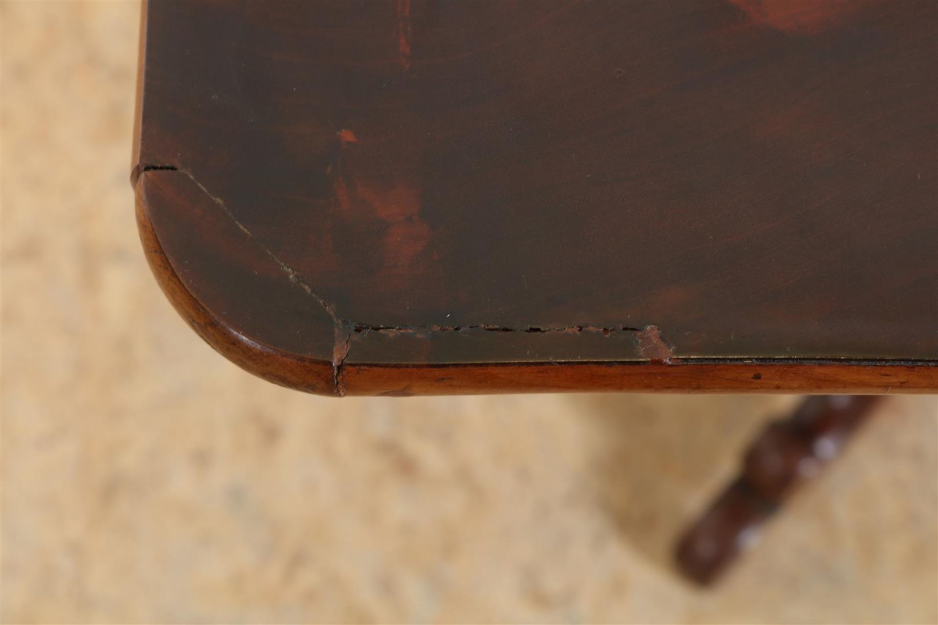 Mahogany gaming table on 4 sprant, 19th century, veneer damage to top, h. 76, w. 82, d. 40 cm. - Image 4 of 6