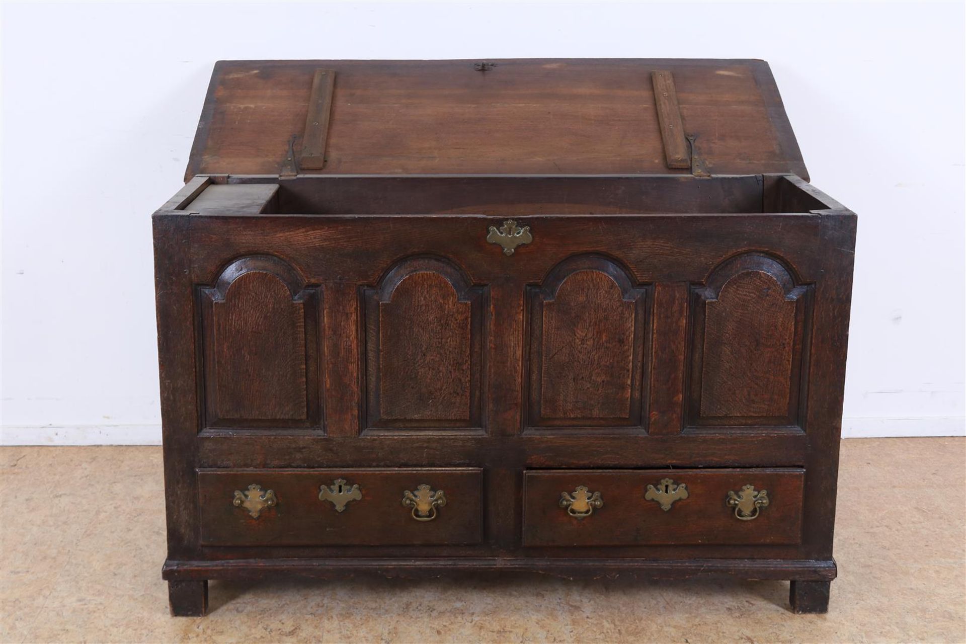 Oak Georgian chest with 4 front panels and 2 drawers with bronze fittings and lock plate, England - Image 2 of 5