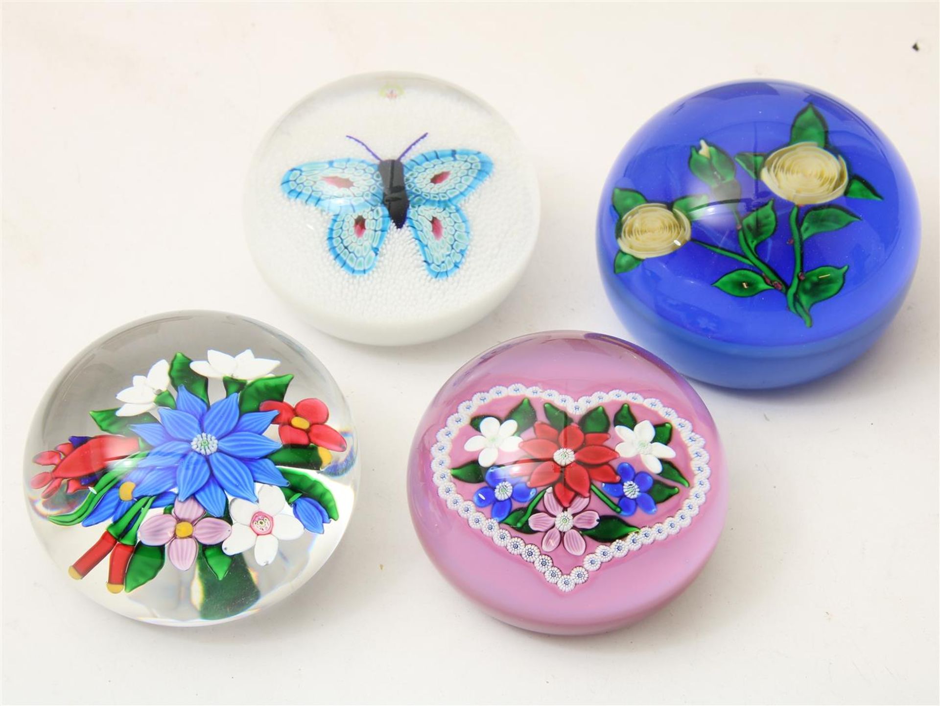Lot of 4 thick glass paperweights with enclosed flower decor in original storage box, origin Saint- - Image 2 of 2