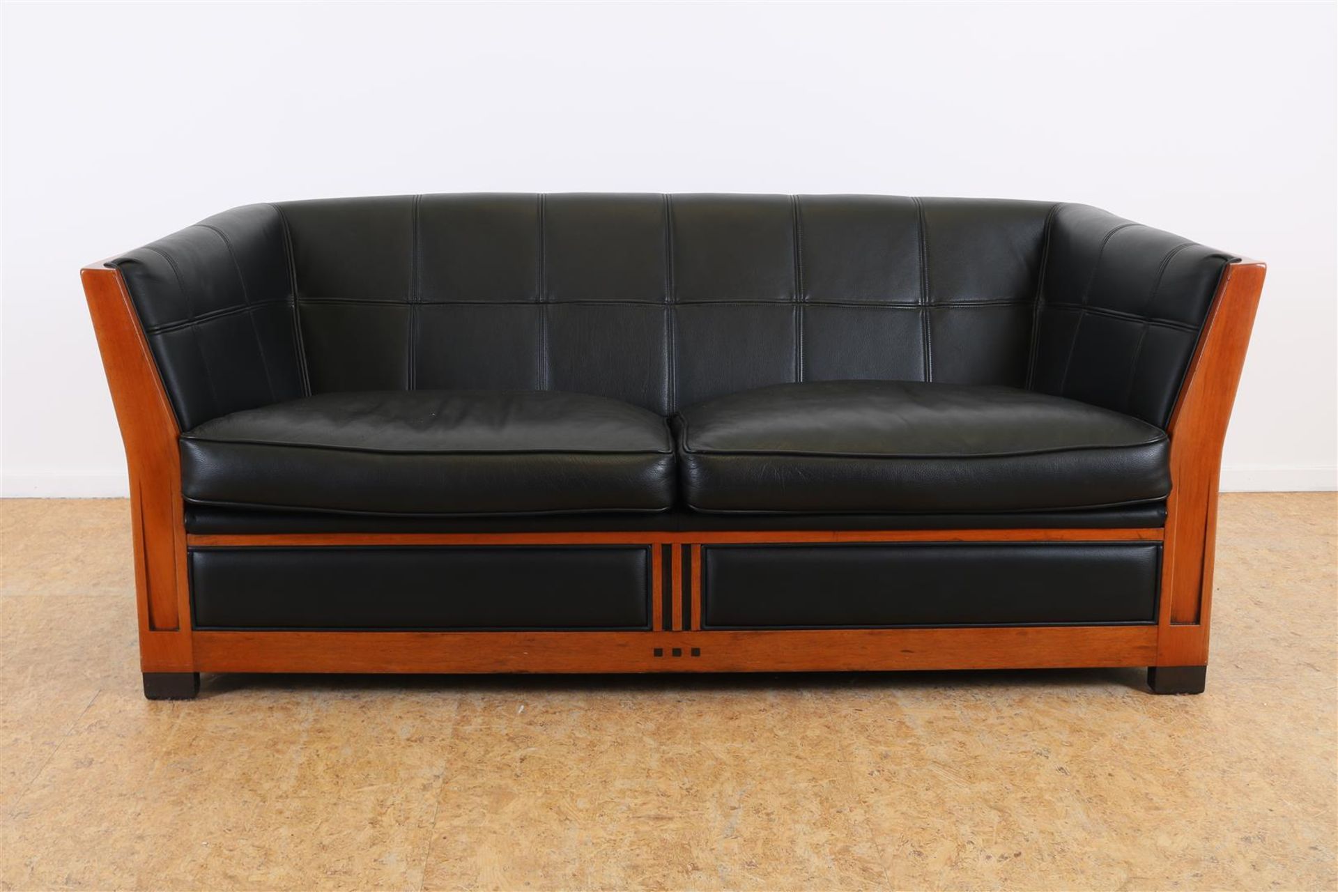 Oak Schuitema decoforma 2-seater sofa with black leather upholstery, model Lawrence, h. 71, w.