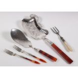 Visschep en taartschep en paar vorkjes met carneolen heften, 19e eeuw,