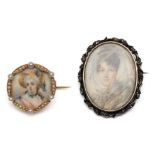 Twee broches met miniatuur portret van een dame.