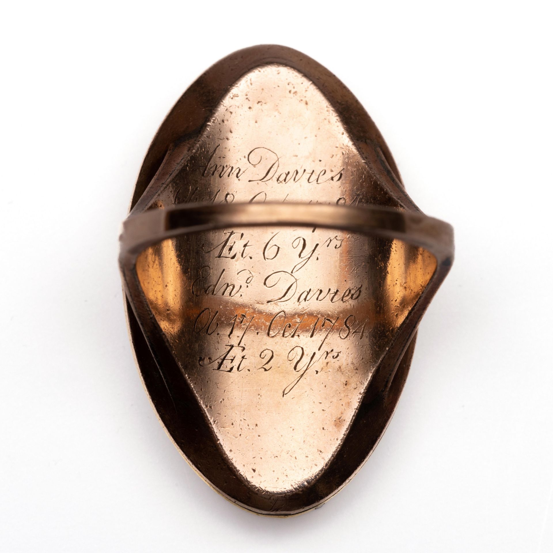Beneden wettelijk gehalte markiesvormige gouden rouw ring, ca 1800. - Image 3 of 3