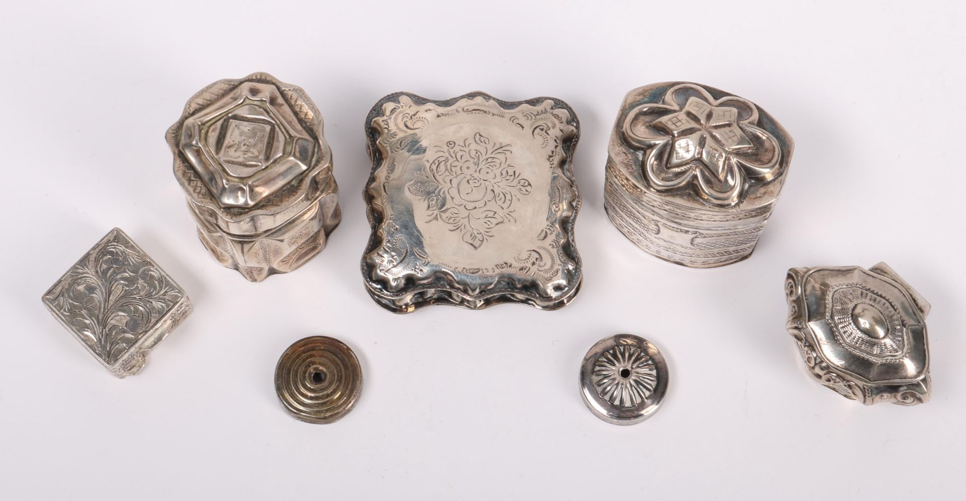 Drie loderein doosjes en drie pillendoosjes, 19e en 20e eeuw, - Bild 3 aus 3