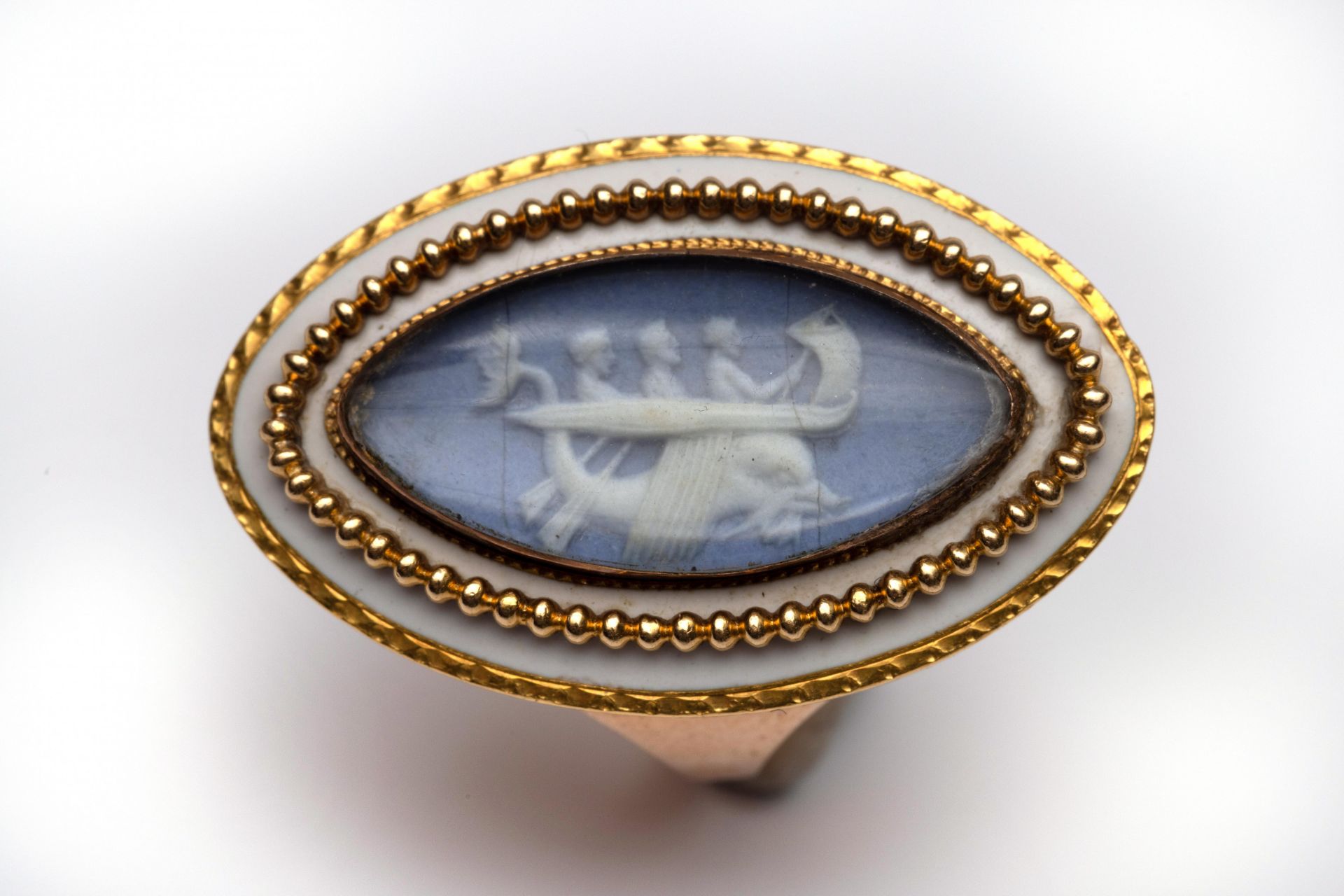 Beneden wettelijk gehalte markiesvormige gouden rouw ring, ca 1800. - Image 2 of 3