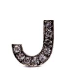 14 kt. Witgouden pin broche, letter J.