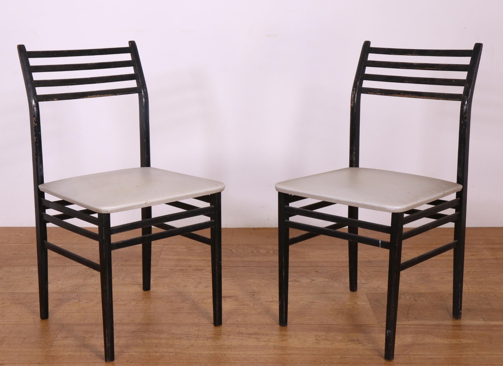 Paar zwart gelakt houten spijltjesstoelen in Gio Ponti-stijl,