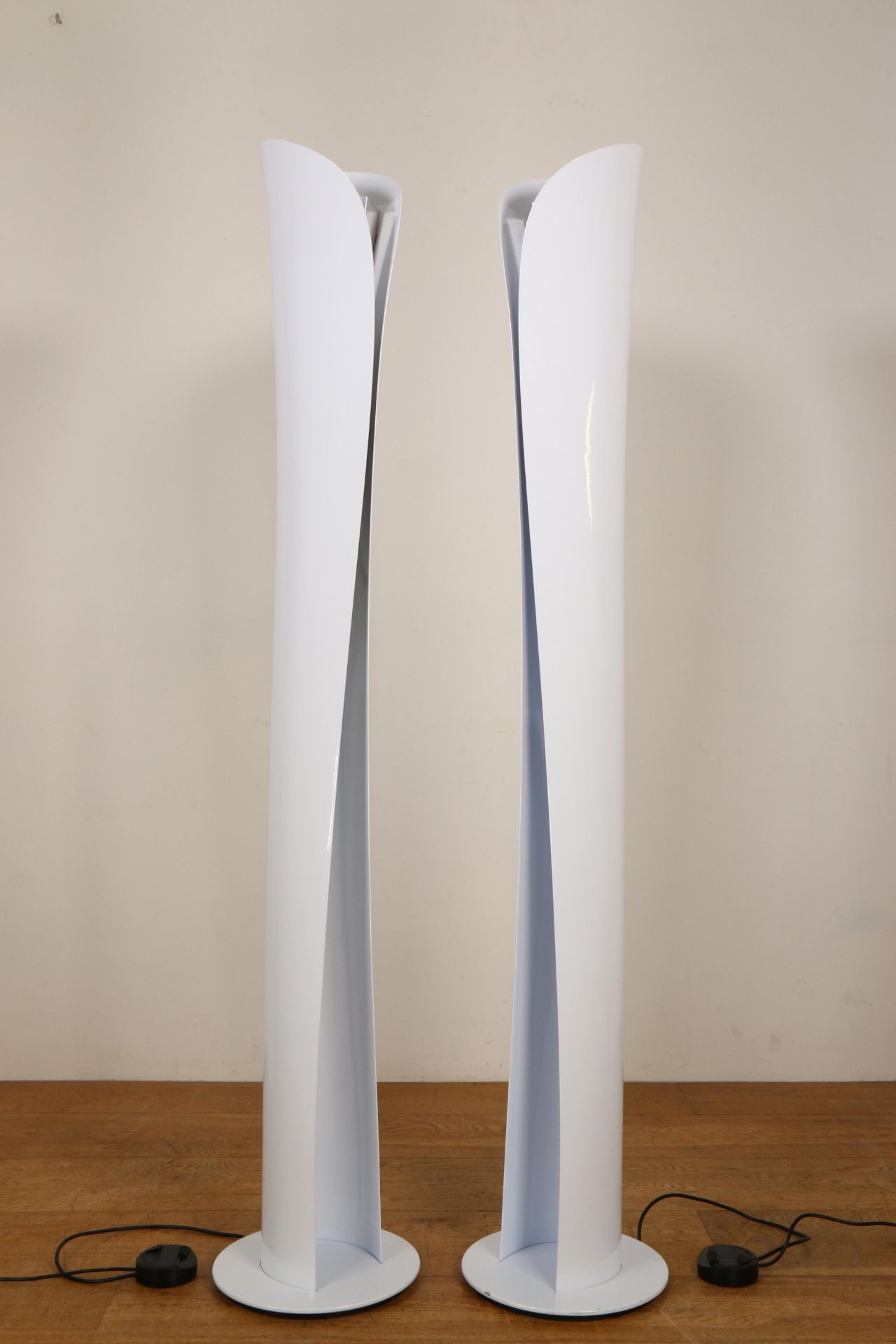 Karim Rashid voor Artemide, Italië, paar wit gelakt staande 'Cadmo' vloerlampen, ontwerp 2006. Cadmo