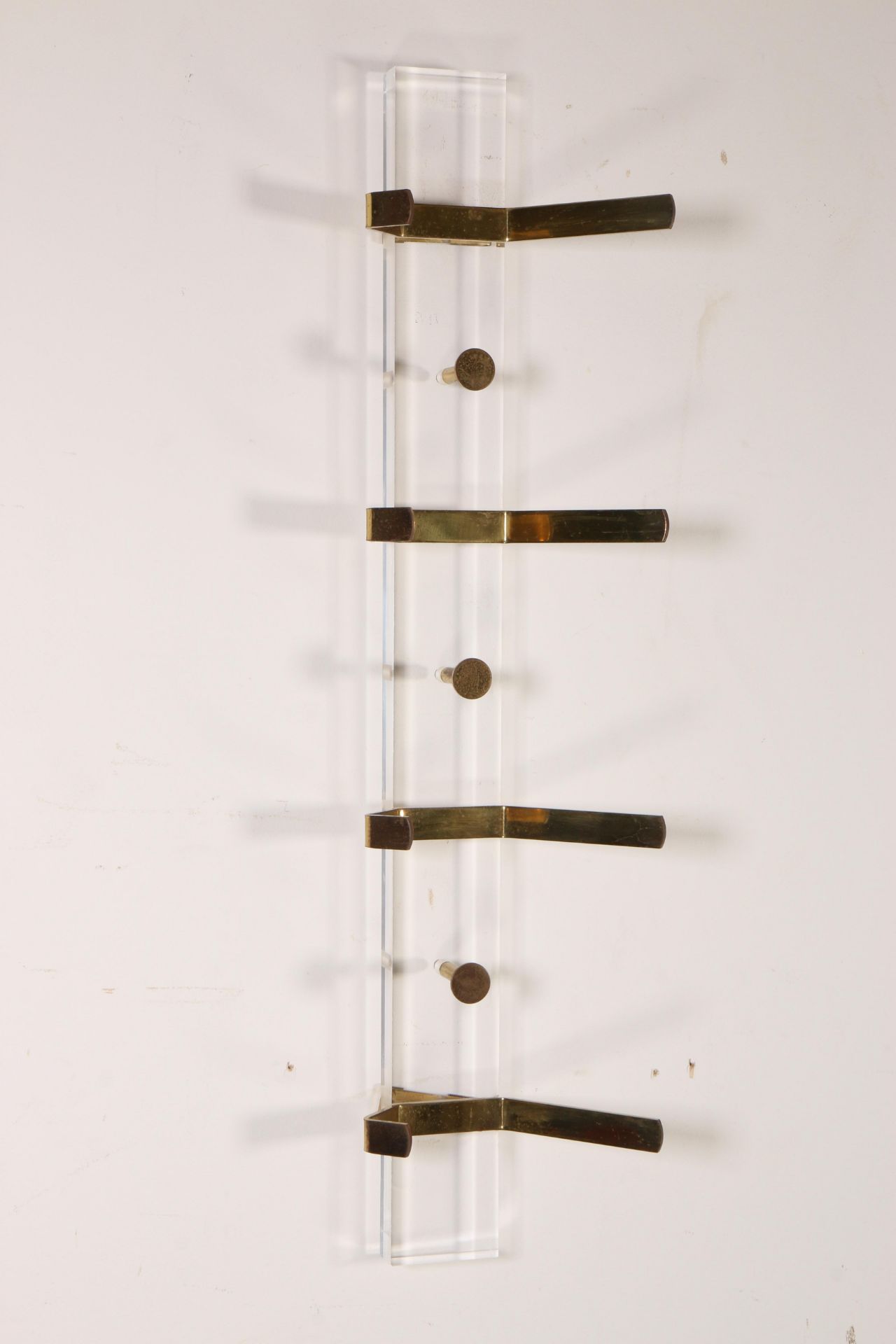 David Lange, Frankrijk, collectie van zes kunststoffen (lucite) en messing woonaccessoires, 70er jar - Image 4 of 5