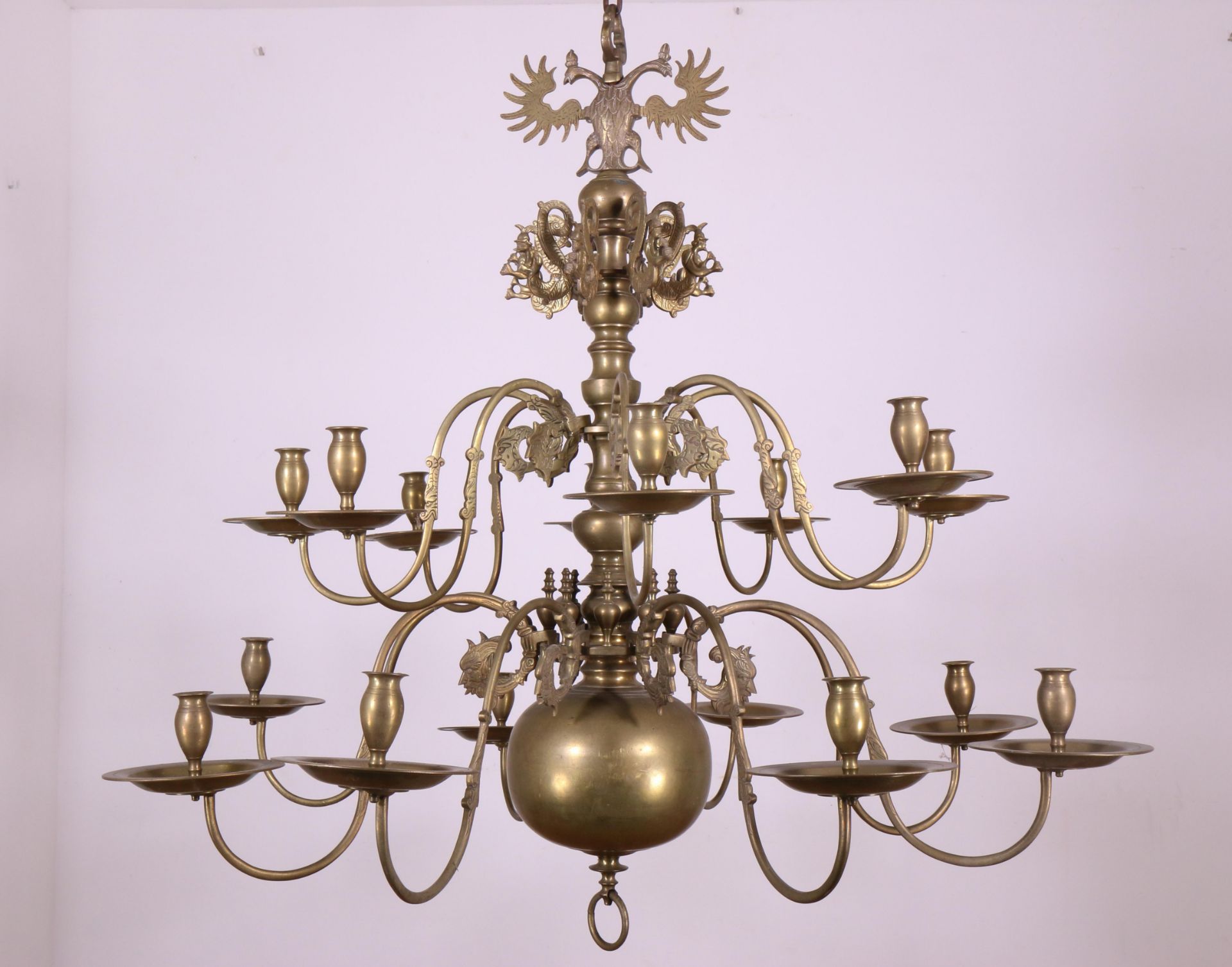 Verguld bronzen en messing zestien-arms kaarsenbolkroon in Renaissance-stijl,