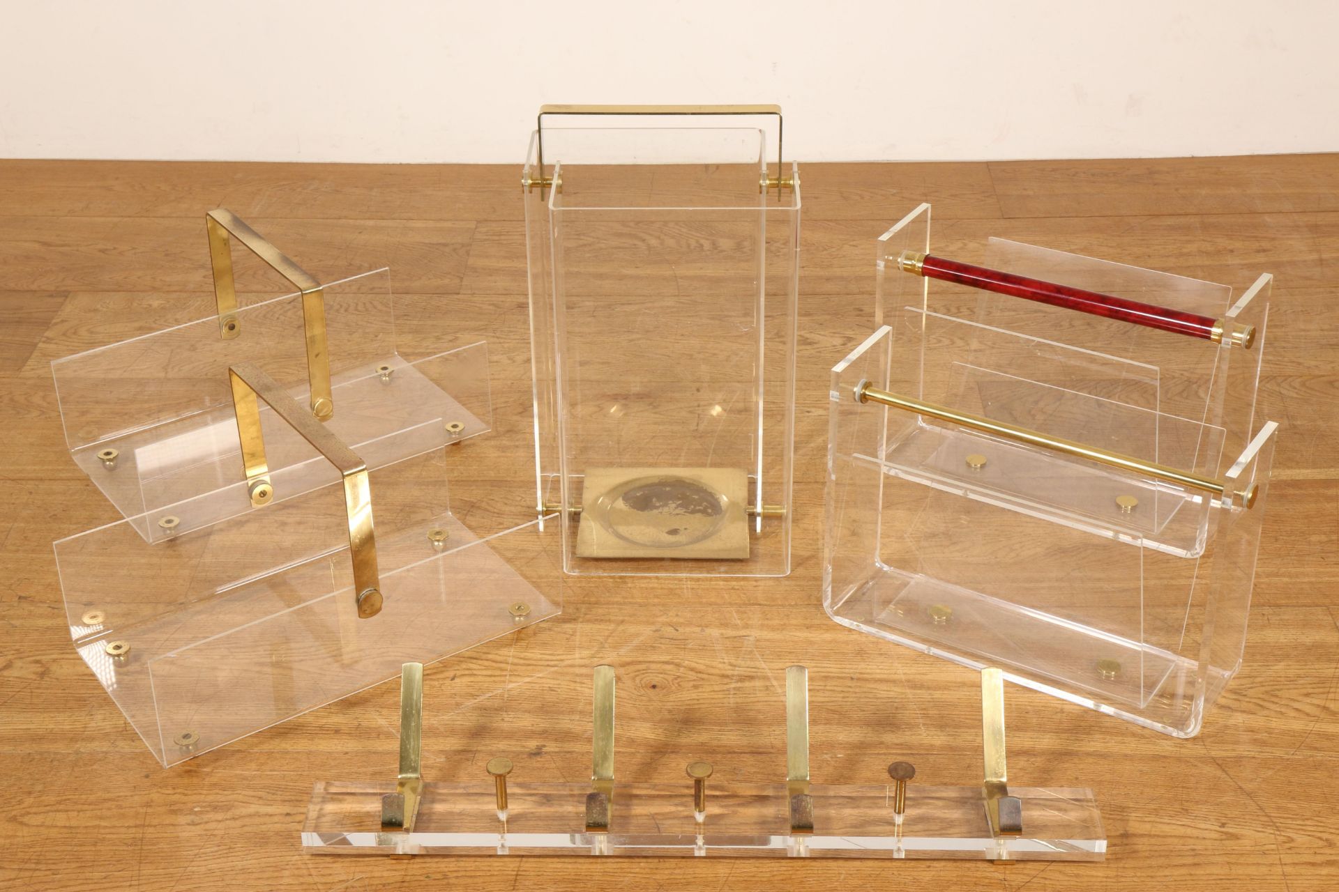 David Lange, Frankrijk, collectie van zes kunststoffen (lucite) en messing woonaccessoires, 70er jar