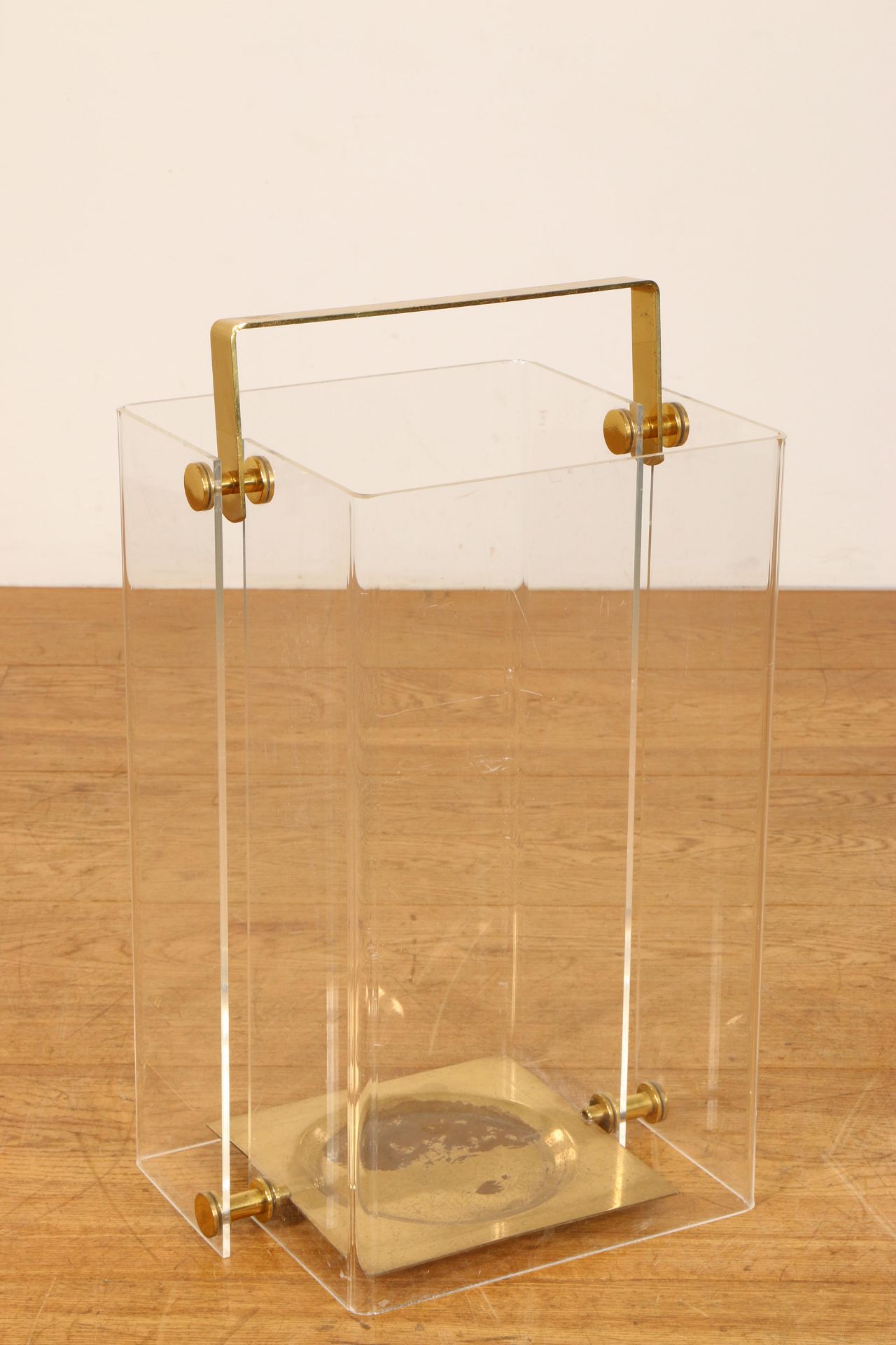 David Lange, Frankrijk, collectie van zes kunststoffen (lucite) en messing woonaccessoires, 70er jar - Image 5 of 5