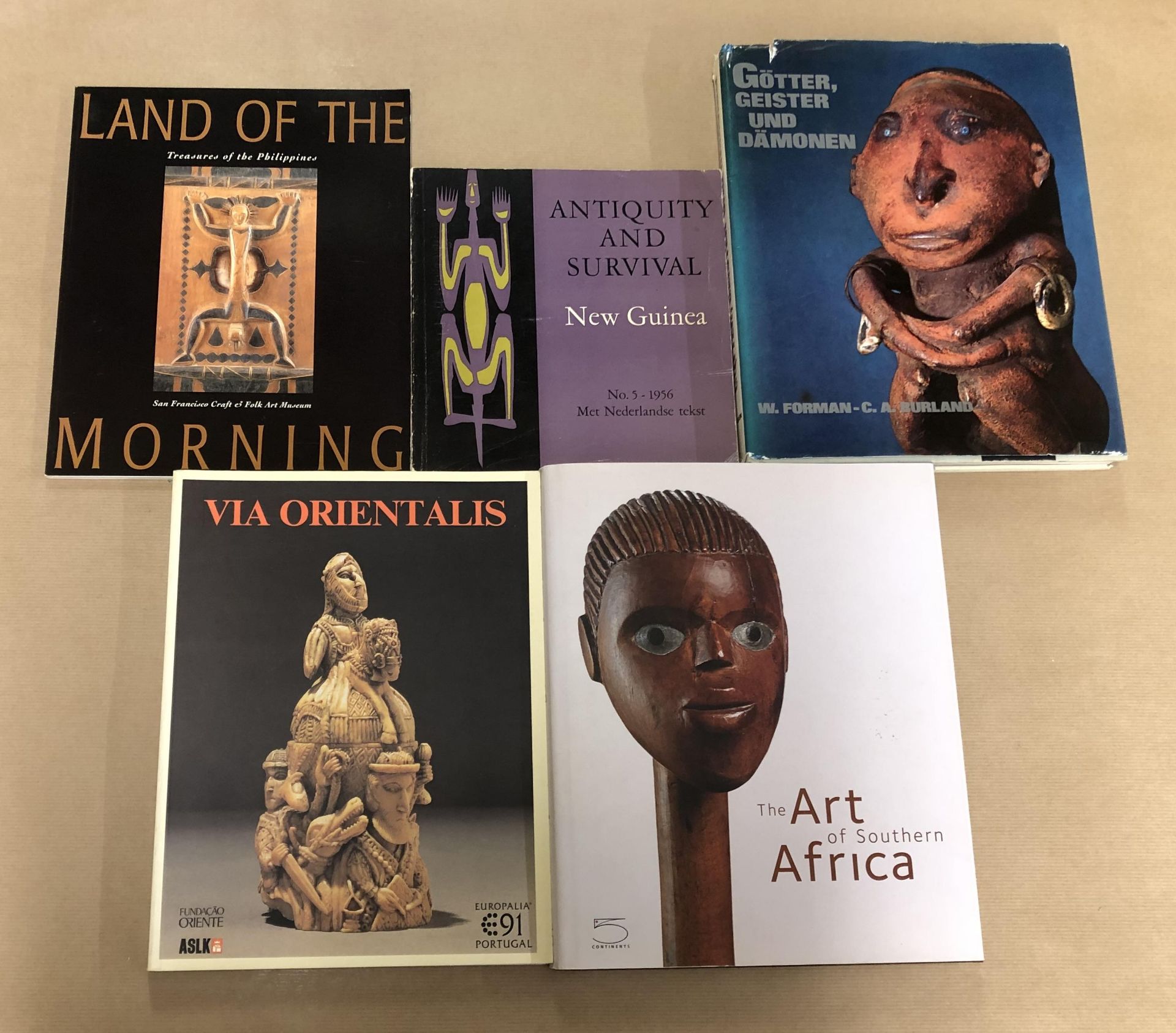 Sixteen books on various topics; European, African and Oceanic arts. - Bild 2 aus 4