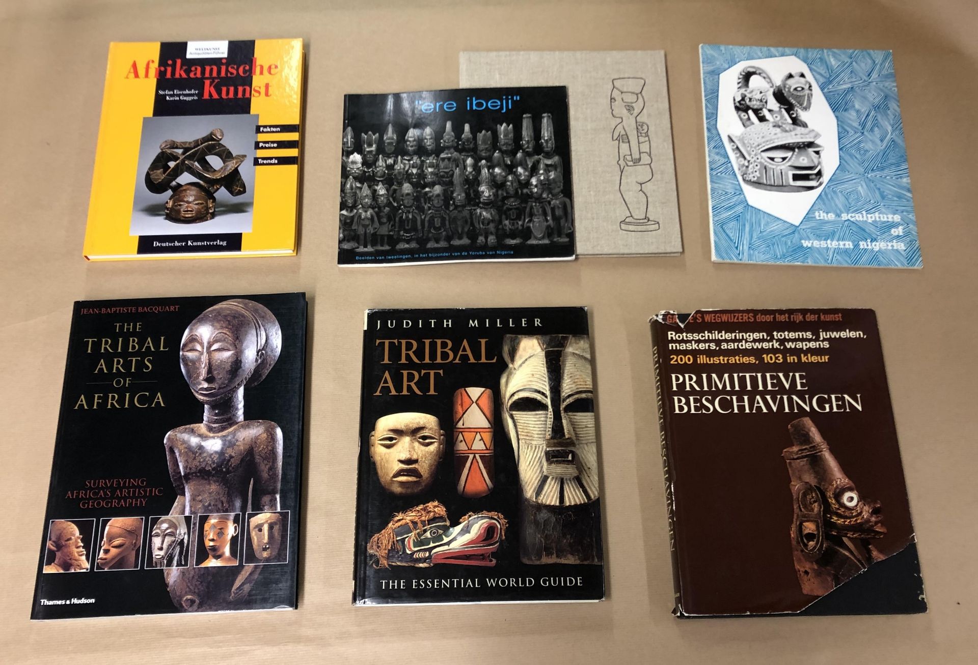 Box with various books on African cultures, arts and religions. - Bild 2 aus 4
