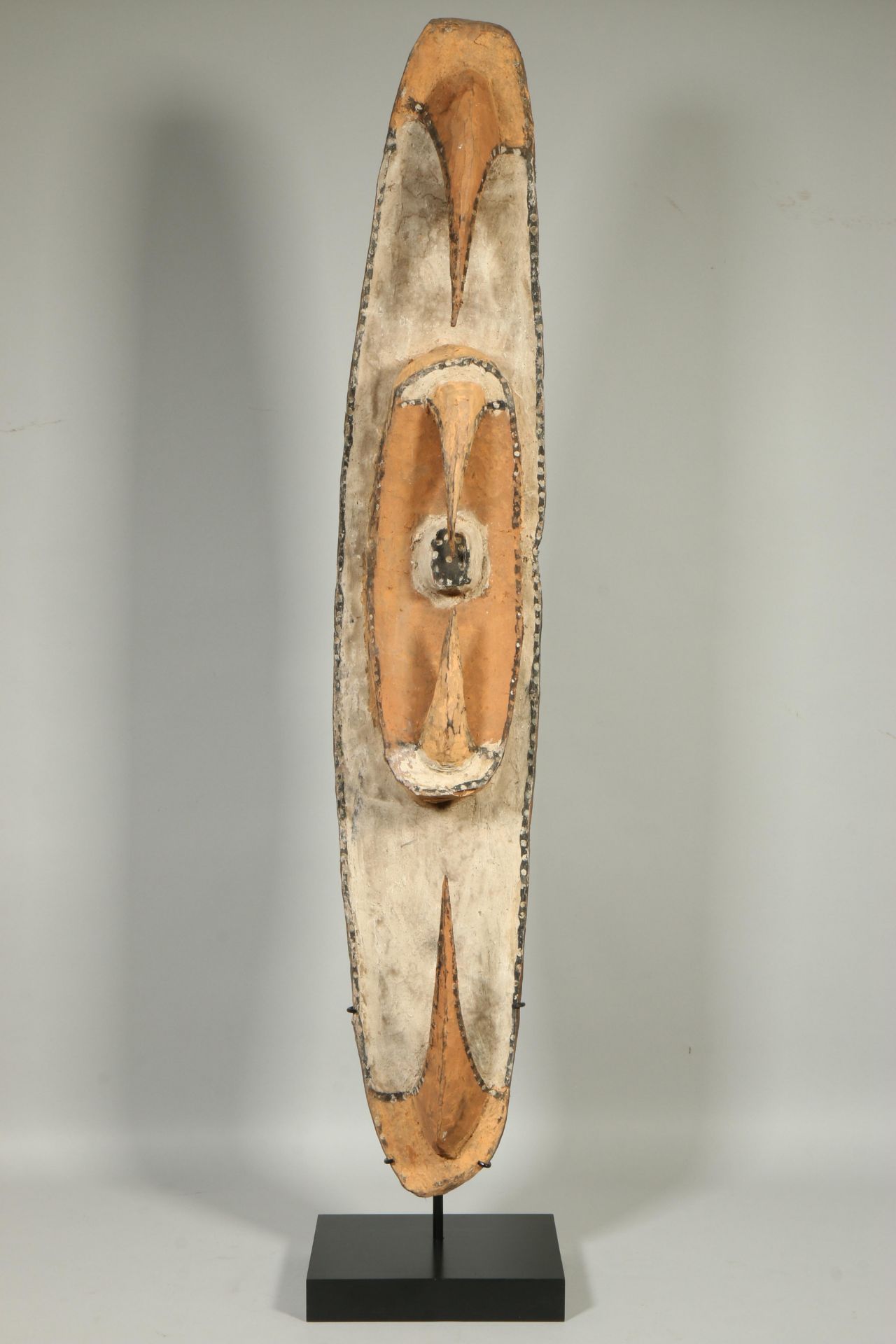 P.N. Guinea, Hunstein Mountains, a oval mask, garra - Image 4 of 4