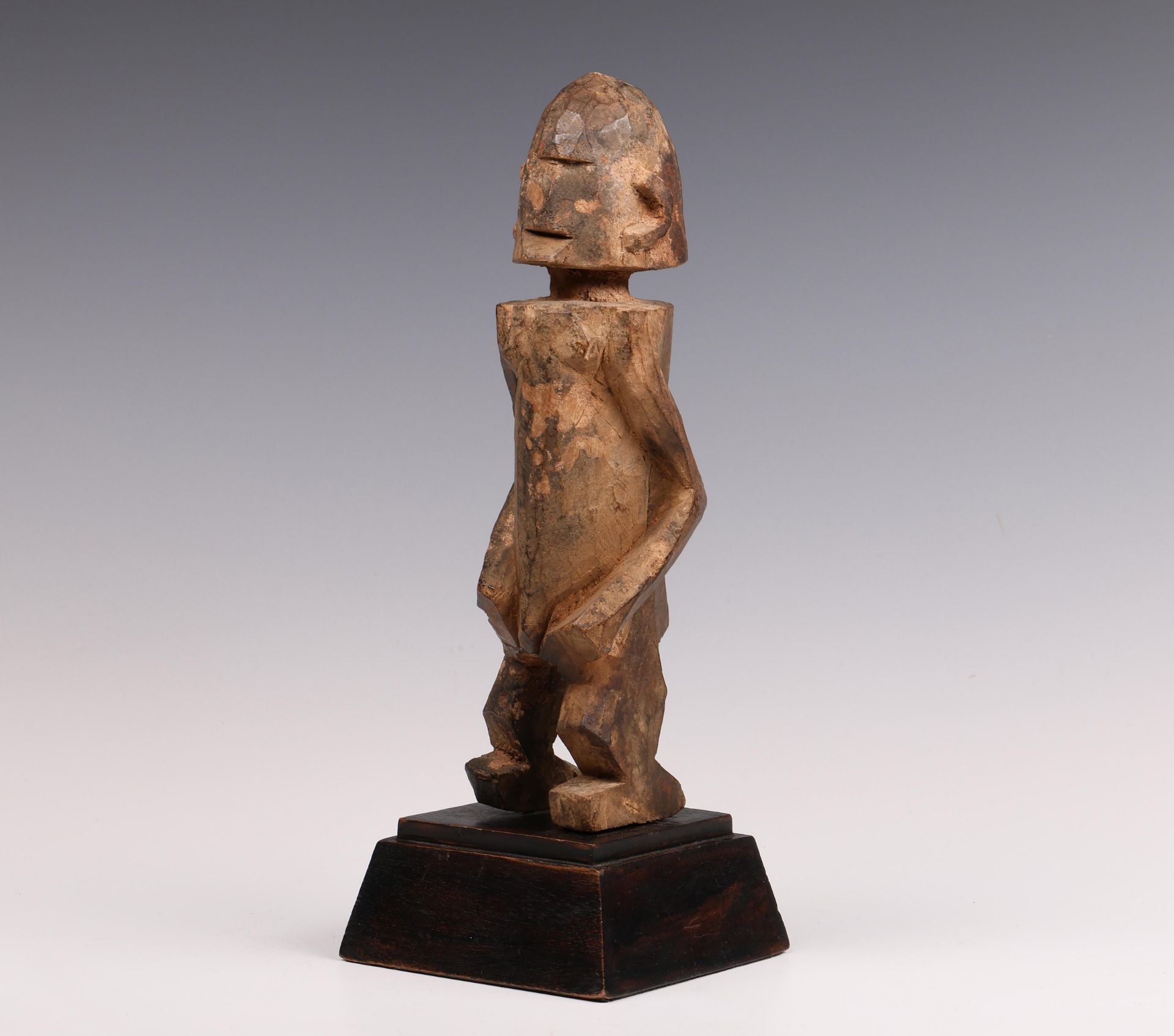 Dogon, robust cubic wooden standing figure. - Image 2 of 7