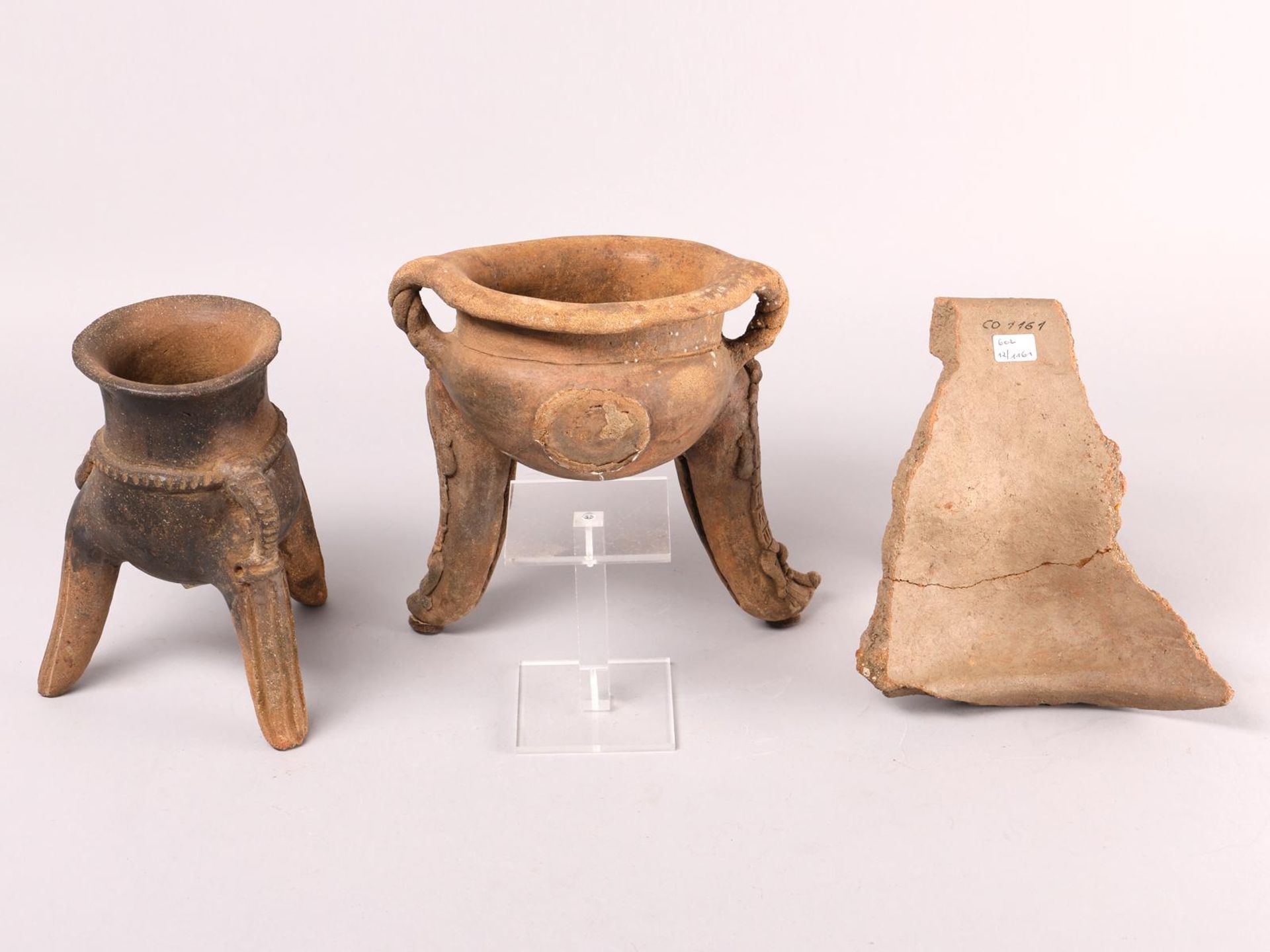 Colombia, Tumaco La Tolita, terracotta fragment of a pot, 300 BC - 300 AD and Costa Rica, a terracot - Image 7 of 7